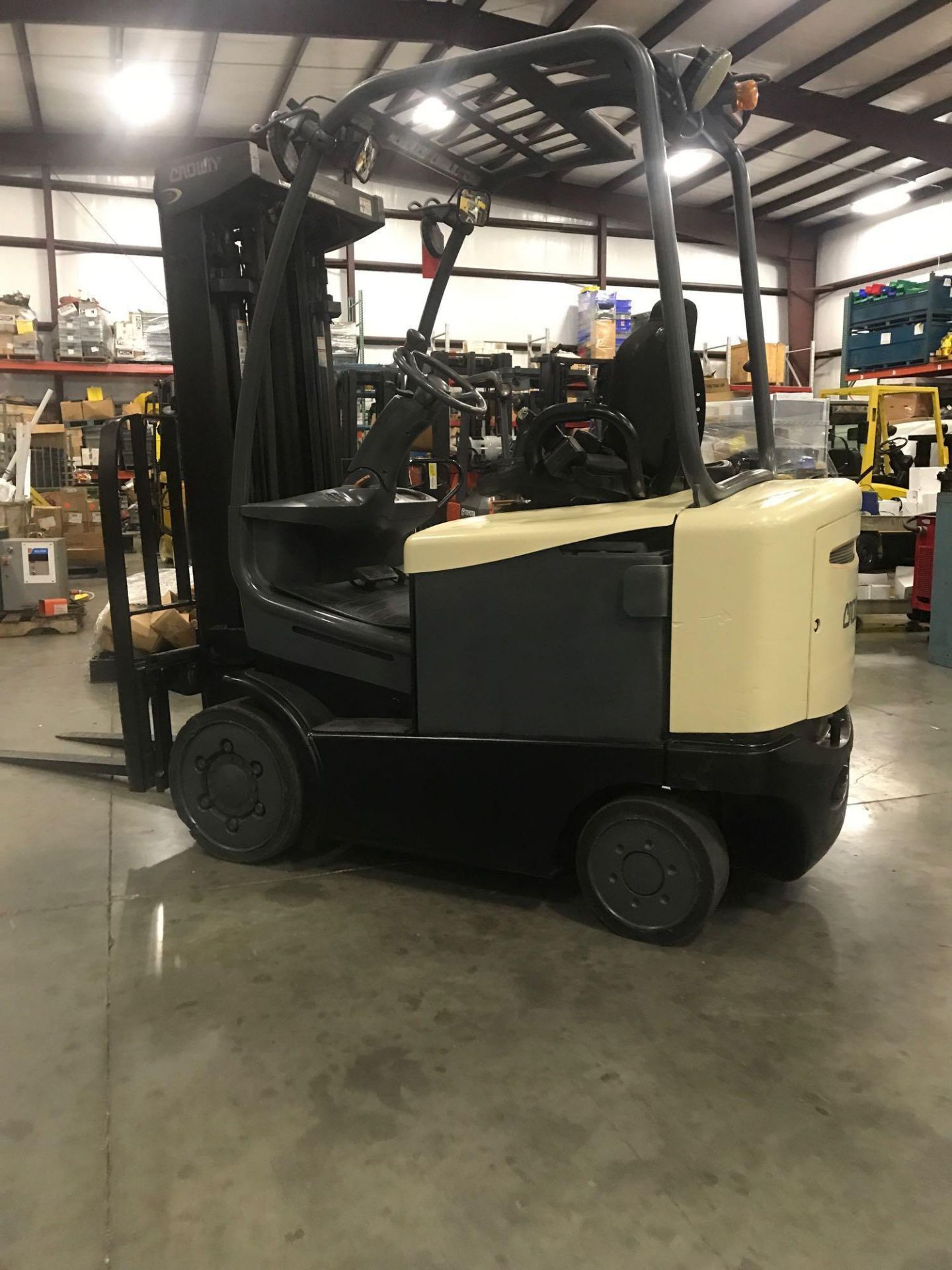 2013 CROWN ELECTRIC FORKLIFT MODEL FC4515-50, 36V, 5,000 LB LIFT CAPACITY, TILT, SIDESHIFT - Image 6 of 8