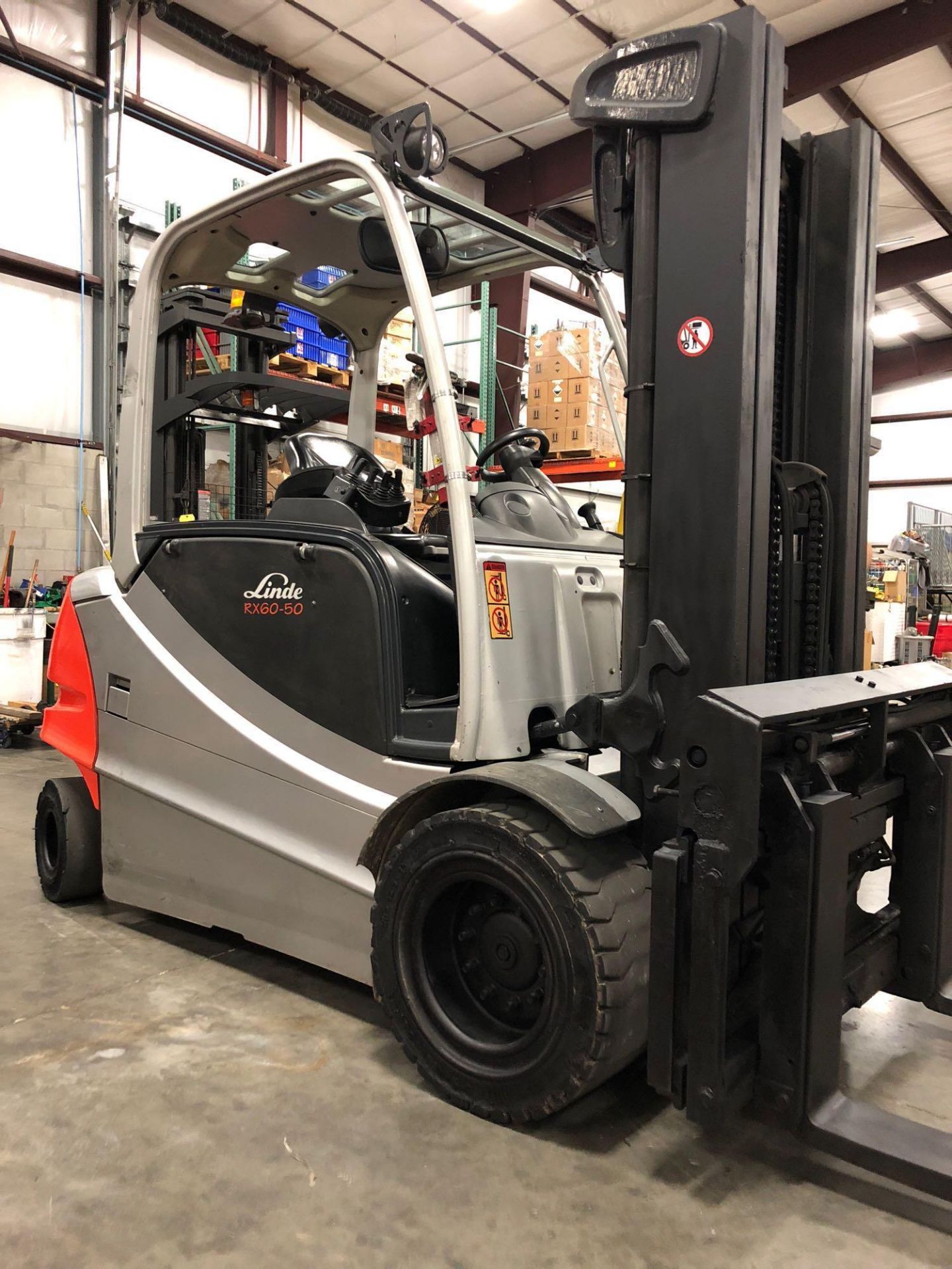 2009 LINDE ELECTRIC FORKLIFT MODEL RX60-50, 8,000 LB WEIGHT CAP - Image 4 of 12