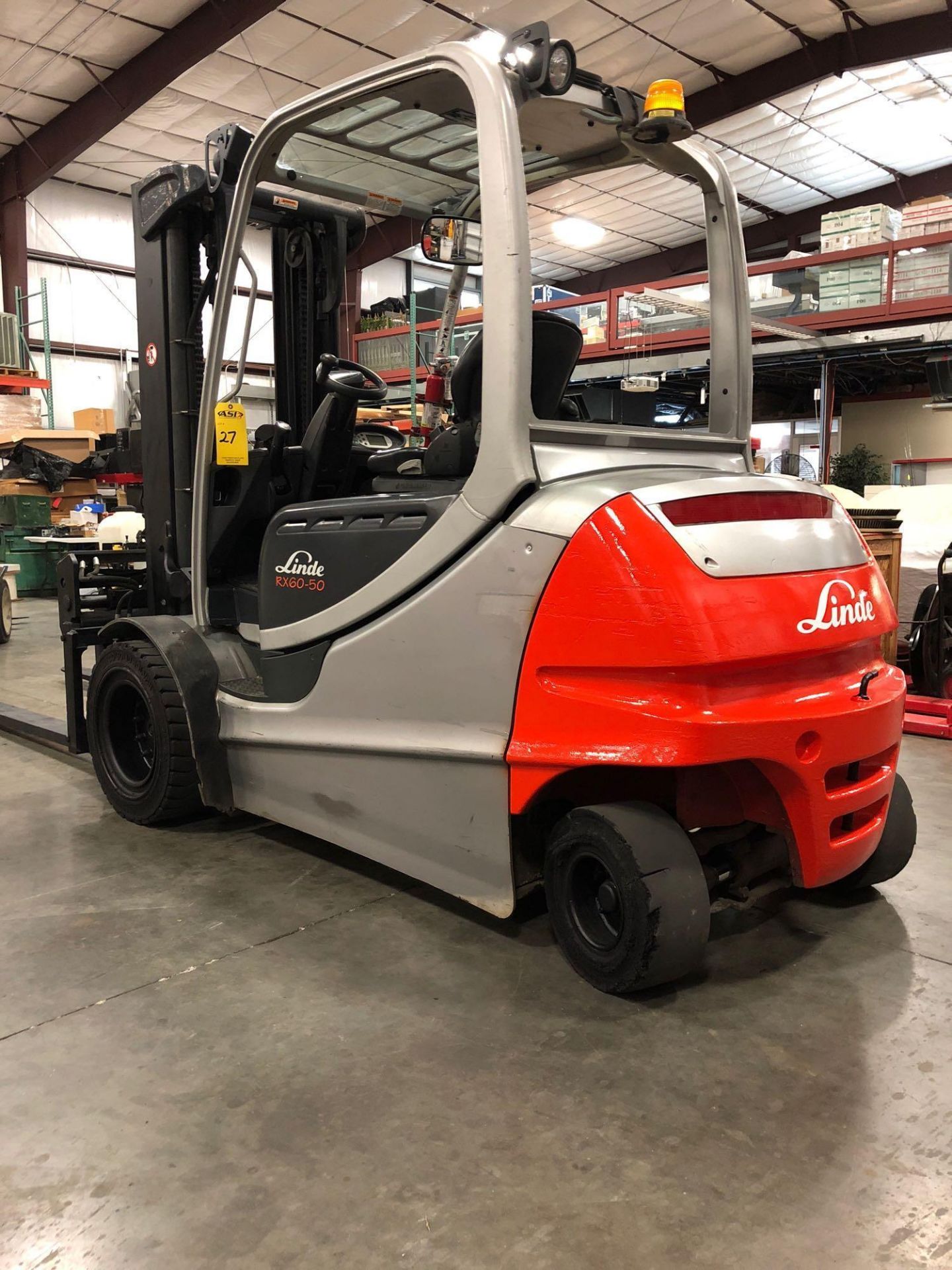 2009 LINDE ELECTRIC FORKLIFT MODEL RX60-50, 8,000 LB WEIGHT CAP - Image 9 of 12