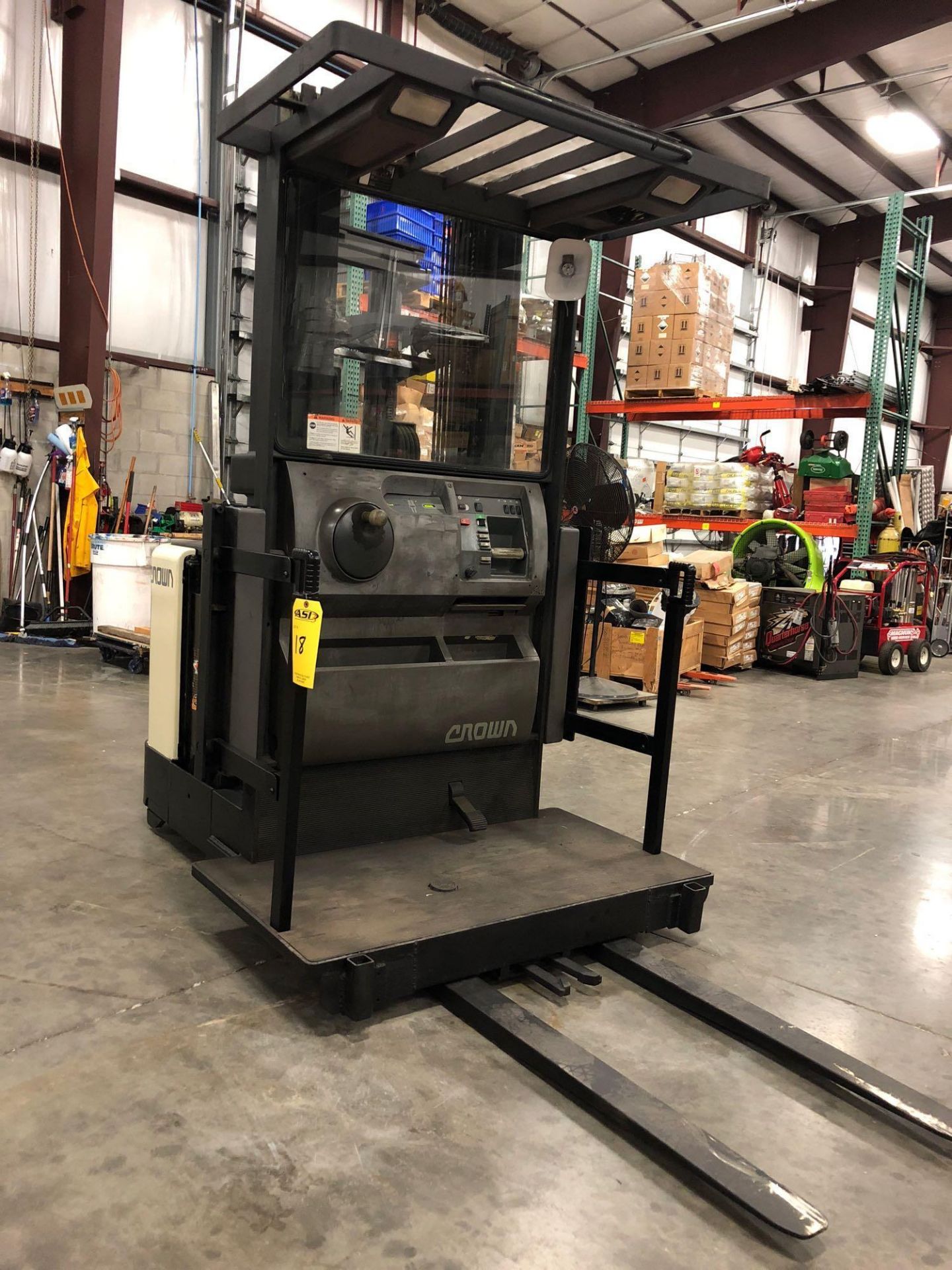 CROWN ELECTRIC ORDER PICKER 3000 SERIES, 3,000 LB LIFT CAPACITY, 210" HEIGHT CAP - Image 4 of 12