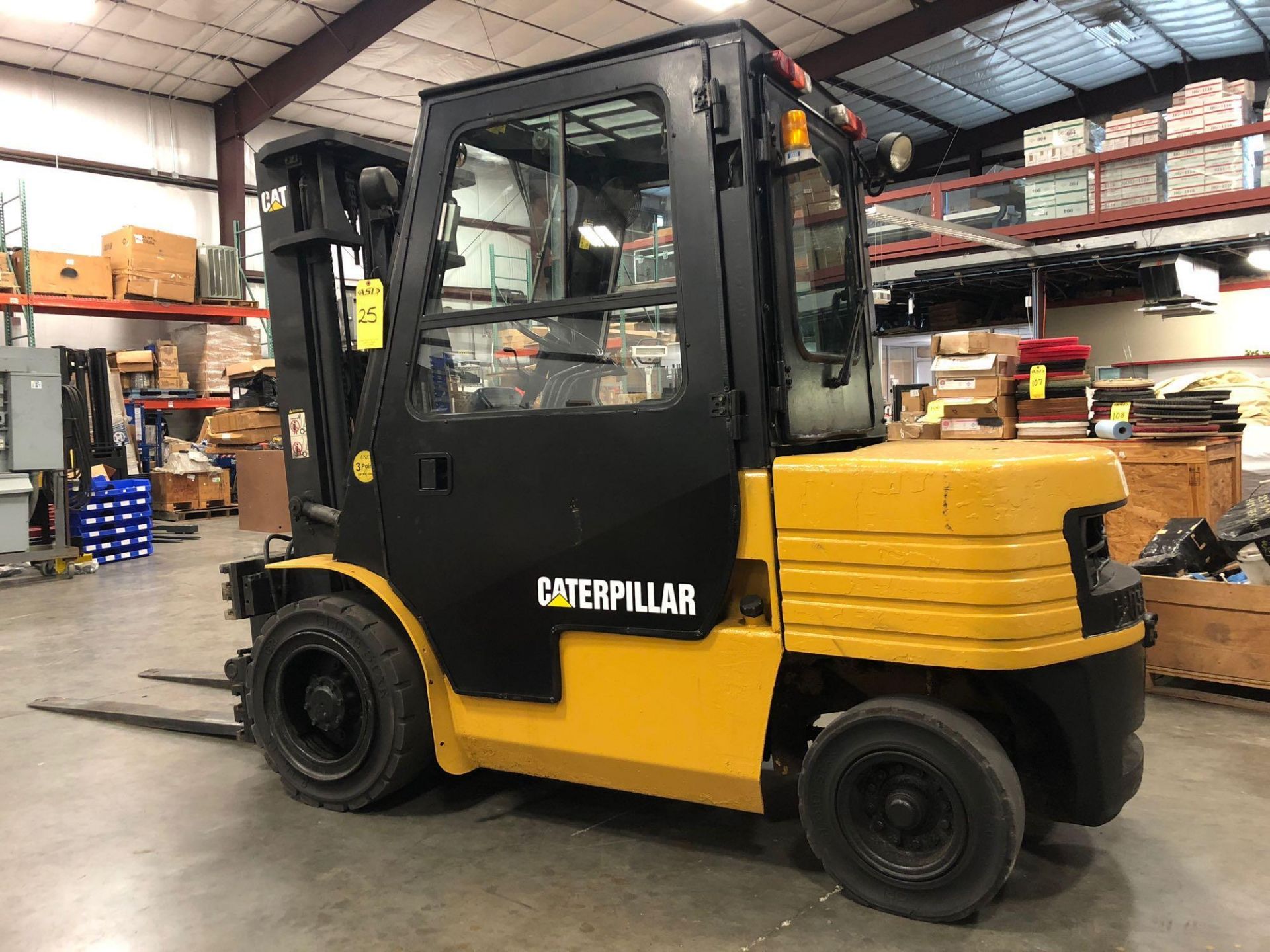 CATERPILLAR ENCLOSED CAB FORKLIFT, MODEL DP30, 6,000 LB CAPACITY - Image 7 of 14