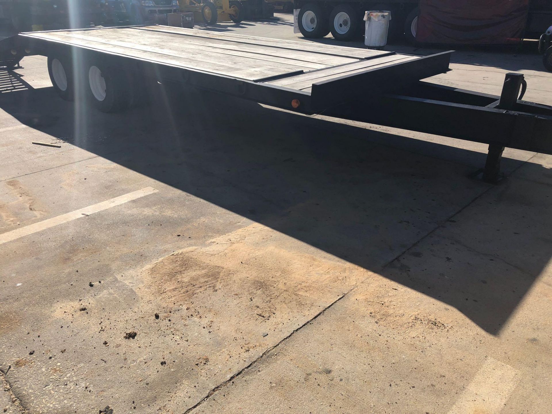 22' DUAL AXLE EQUIPMENT TRAILER W/ 5' RAMPS, 10 TON CAPACITY - Image 2 of 11