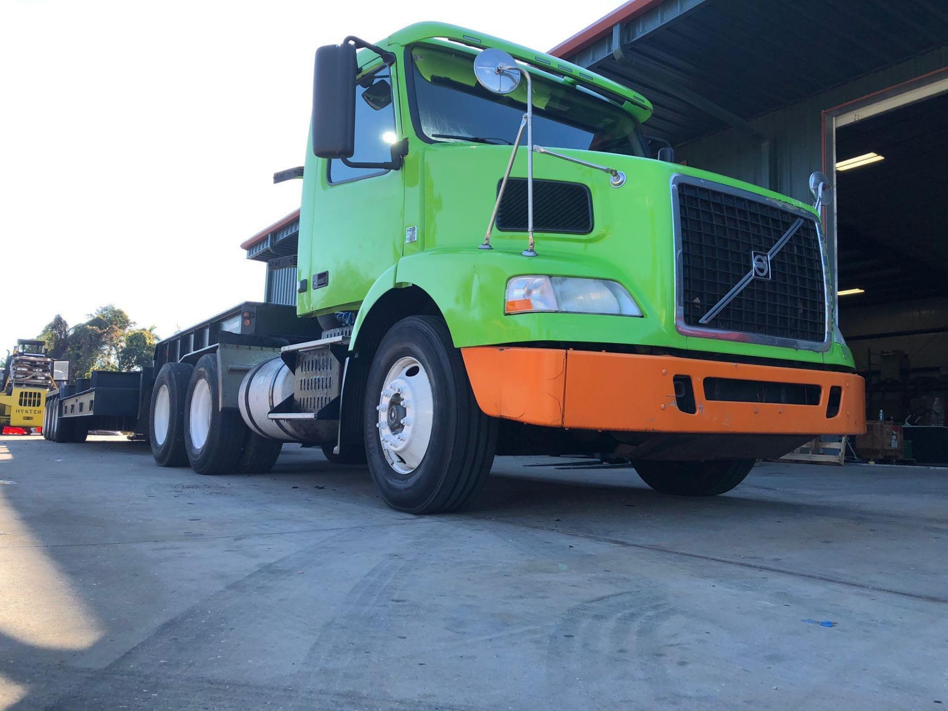 **COMBO LOT* 2009 VOLVO SEMI TRUCK W/ QUAD AXLE TRAILER COMBO - Image 16 of 25