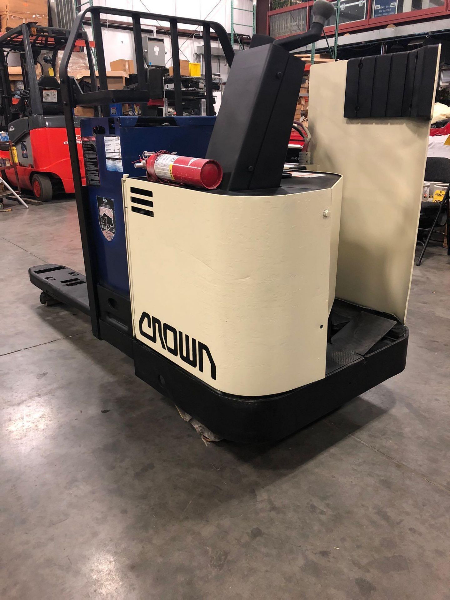 CROWN ELECTRIC PALLET JACK, 6,000 LB CAPACITY - Image 3 of 5