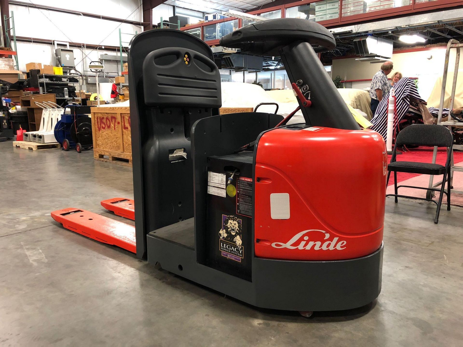 LINDE ELECTRIC PALLET JACK MODEL ECR60, 6,000 LB CAPACITY - Image 4 of 9