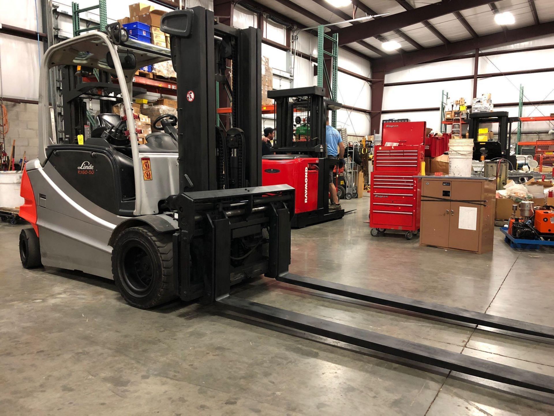 2009 LINDE ELECTRIC FORKLIFT MODEL RX60-50, 8,000 LB WEIGHT CAP