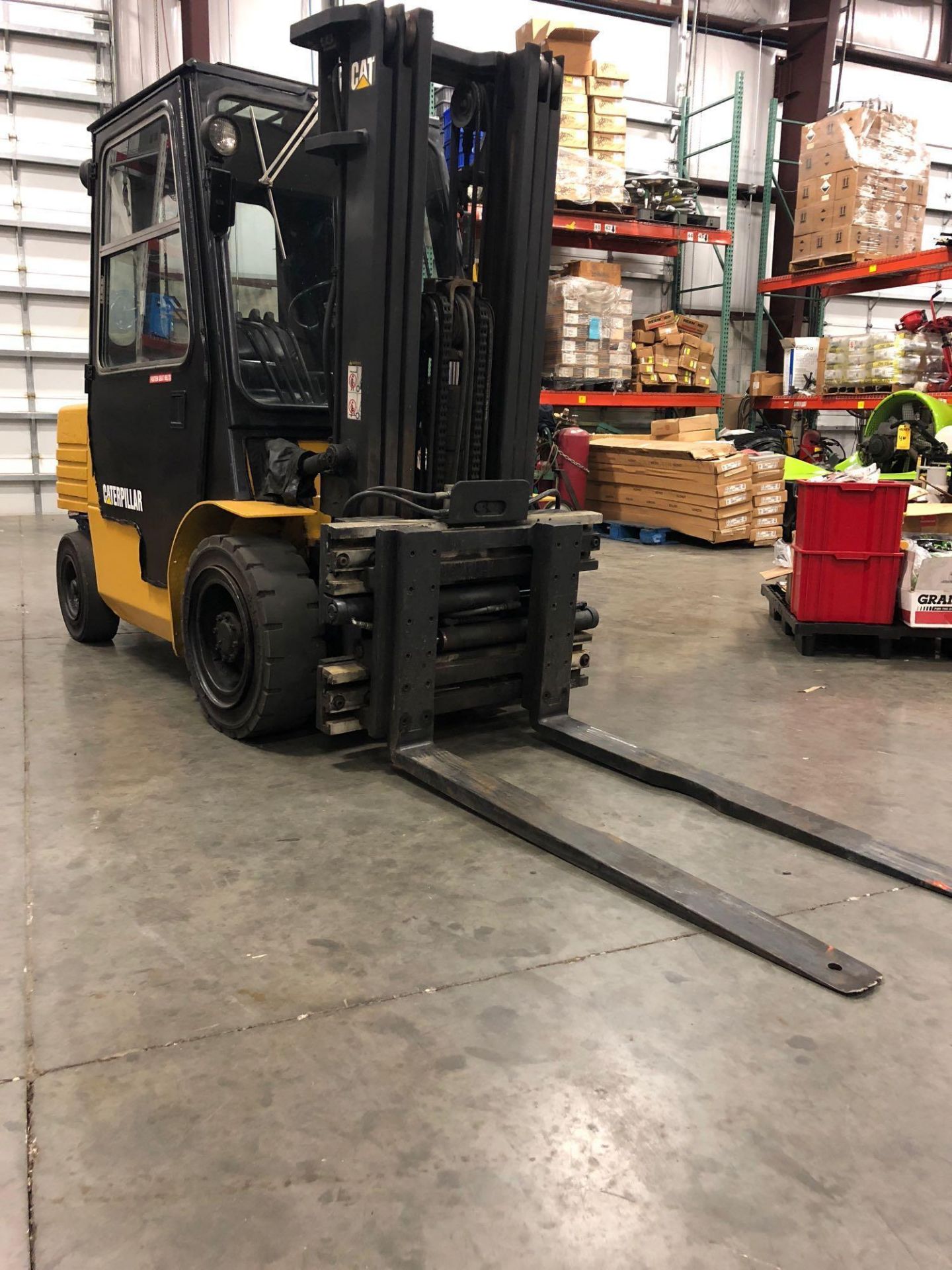 CATERPILLAR ENCLOSED CAB FORKLIFT, MODEL DP30, 6,000 LB CAPACITY - Image 4 of 14