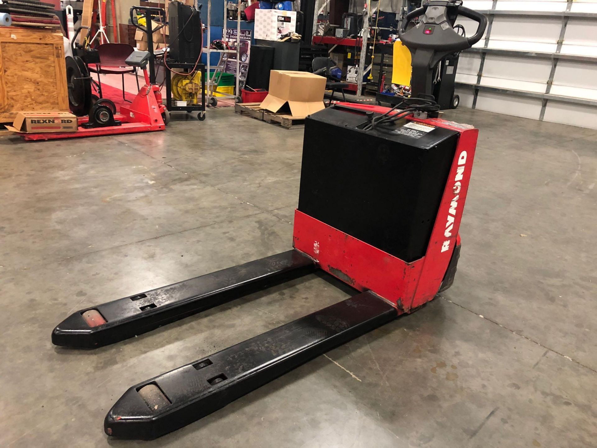 2014 RAYMOND ELECTRIC PALLET JACK - Image 5 of 8