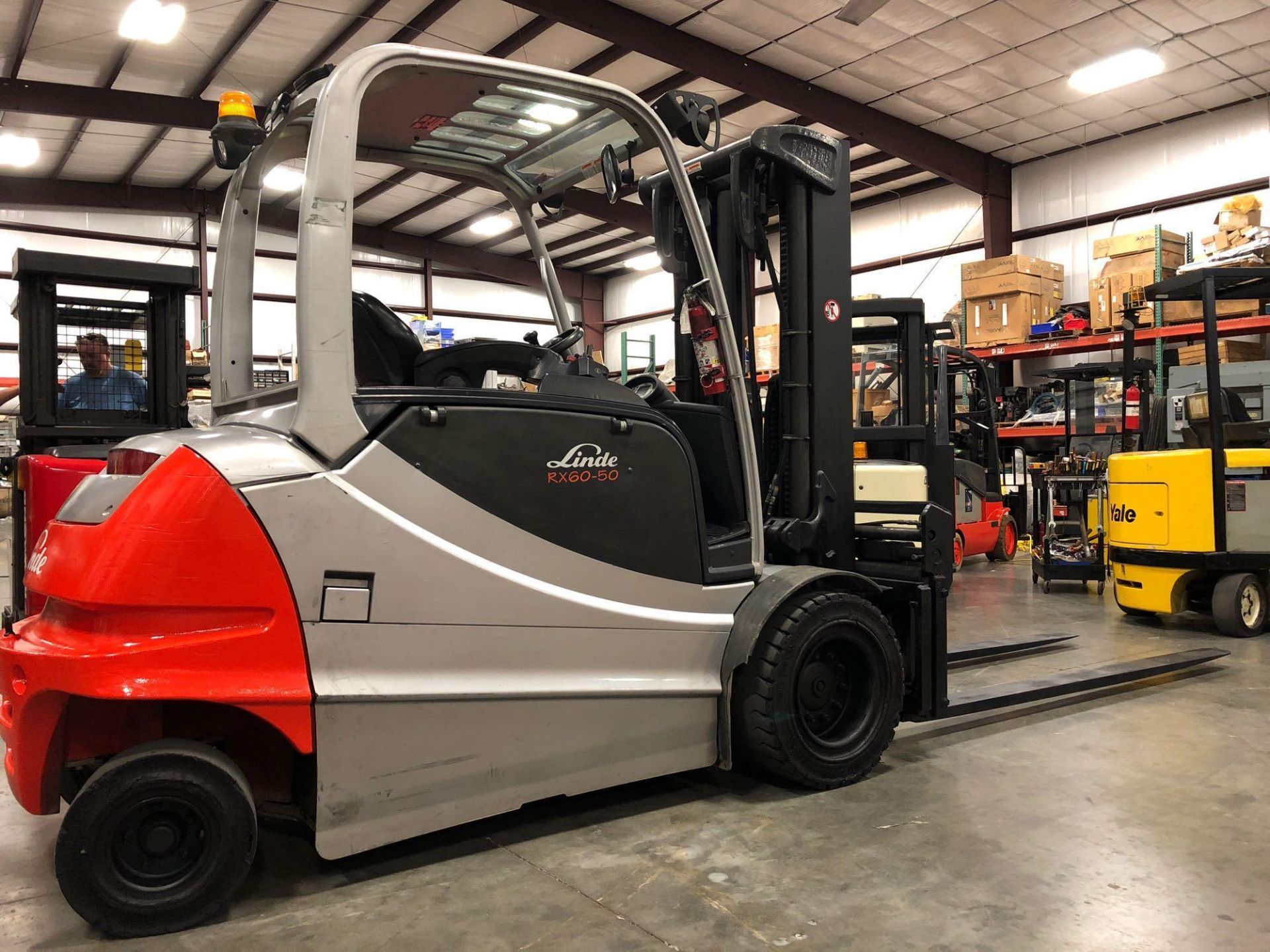 2009 LINDE ELECTRIC FORKLIFT MODEL RX60-50, 8,000 LB WEIGHT CAP - Image 2 of 12