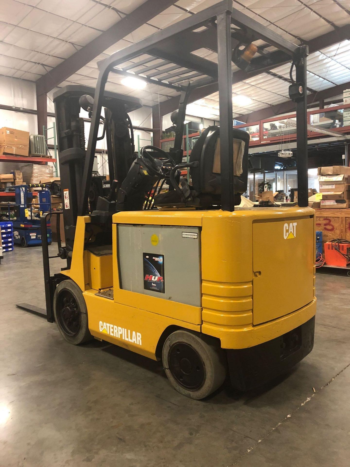 CATERPILLAR ELECTRIC FORKLIFT MODEL 2EC25 - Image 8 of 14