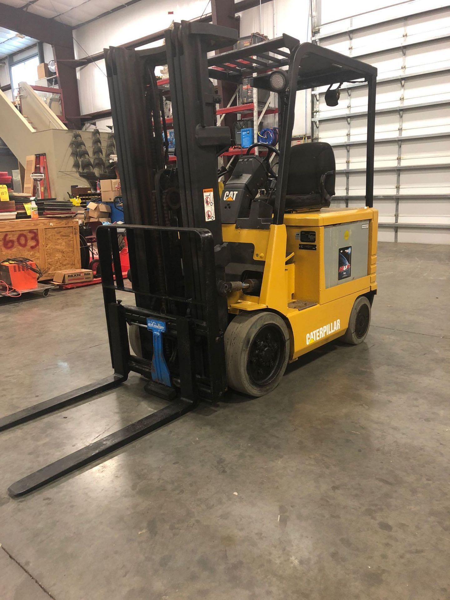 CATERPILLAR ELECTRIC FORKLIFT MODEL 2EC25 - Image 4 of 14