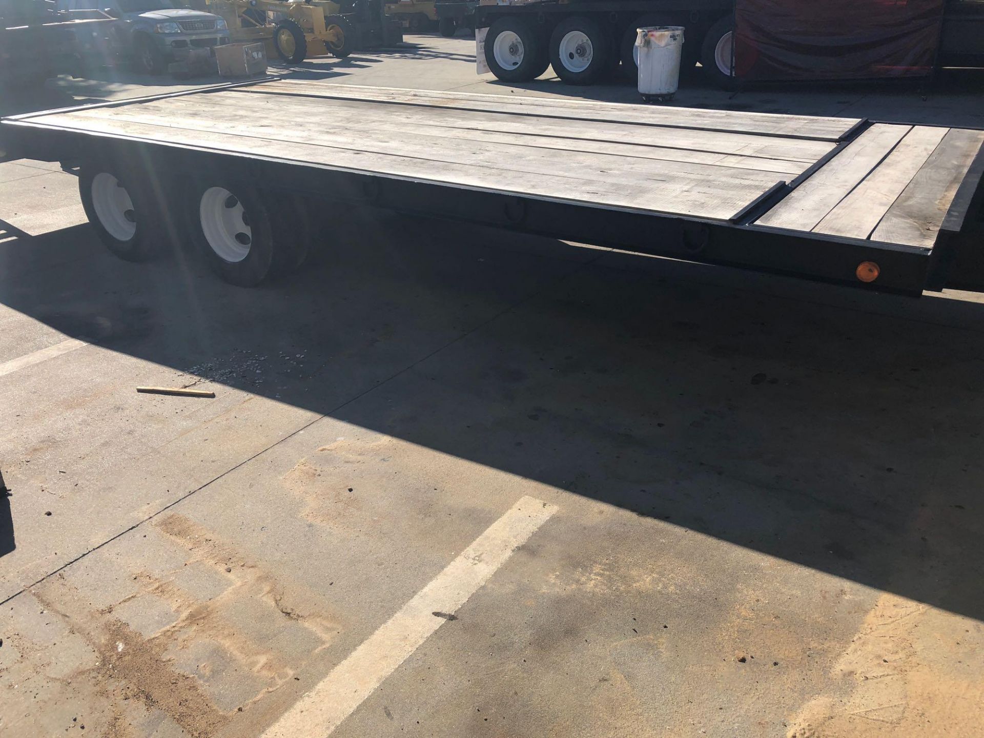 22' DUAL AXLE EQUIPMENT TRAILER W/ 5' RAMPS, 10 TON CAPACITY - Image 8 of 11