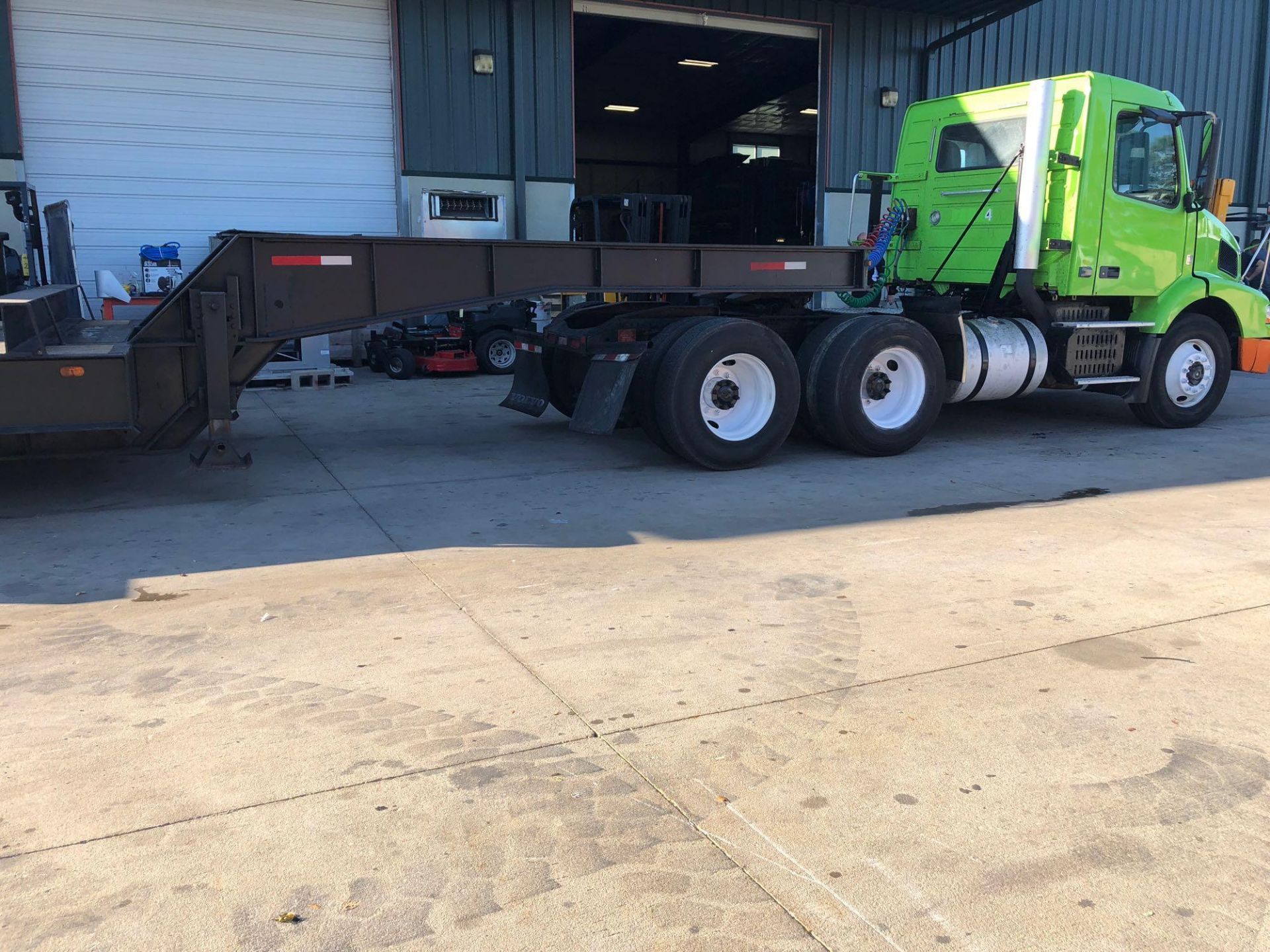 **COMBO LOT* 2009 VOLVO SEMI TRUCK W/ QUAD AXLE TRAILER COMBO - Image 2 of 25