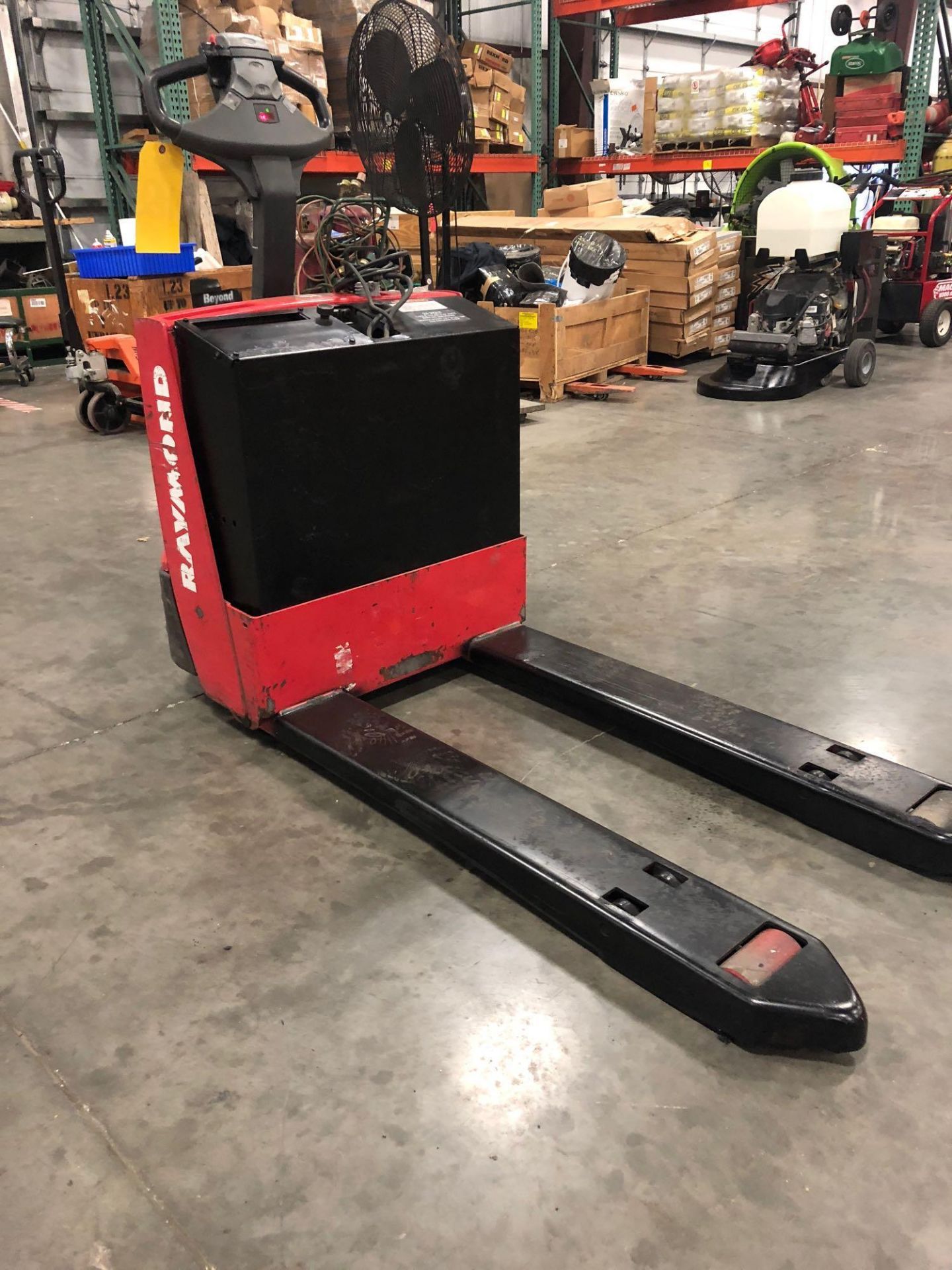 2014 RAYMOND ELECTRIC PALLET JACK - Image 3 of 8