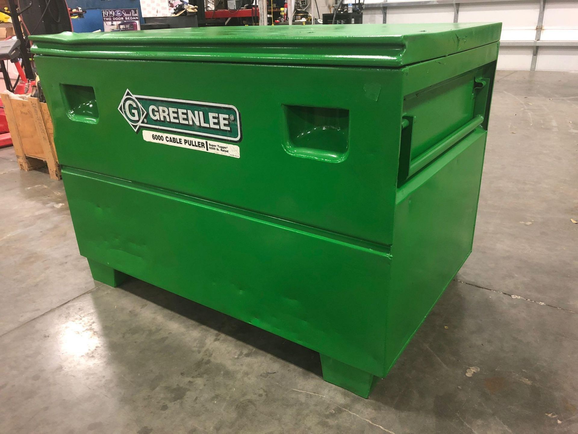 GREENLEE 6000 SUPER TUGGER CABLE PULLER WITH GREENLEE 3048/23362 STORAGE BOX 25 CU. FT.