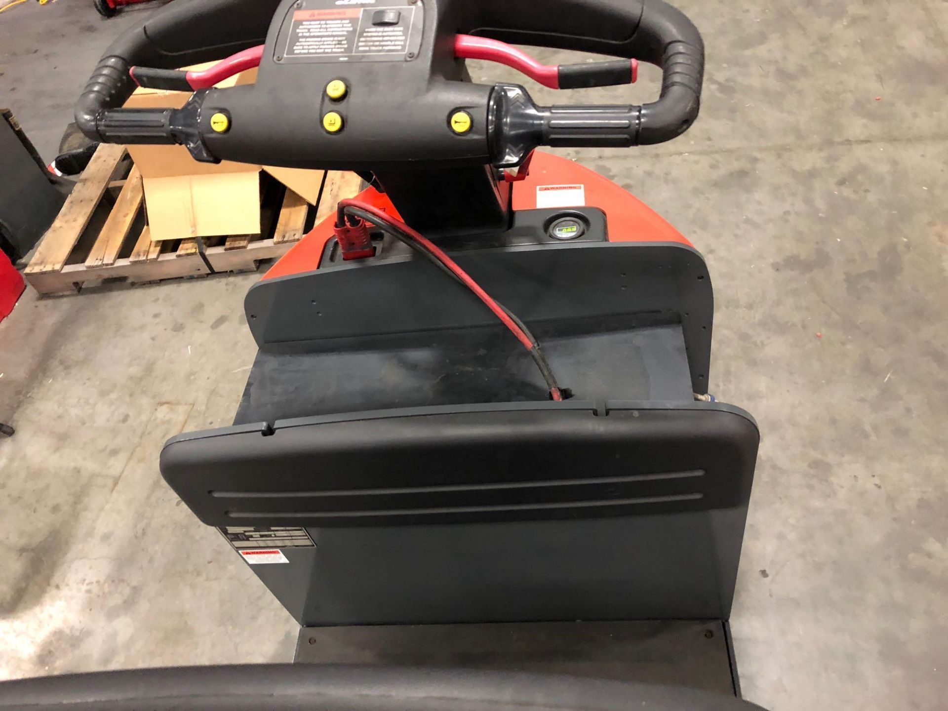 LINDE ELECTRIC PALLET JACK MODEL ECR60, 6,000 LB CAPACITY - Image 6 of 9