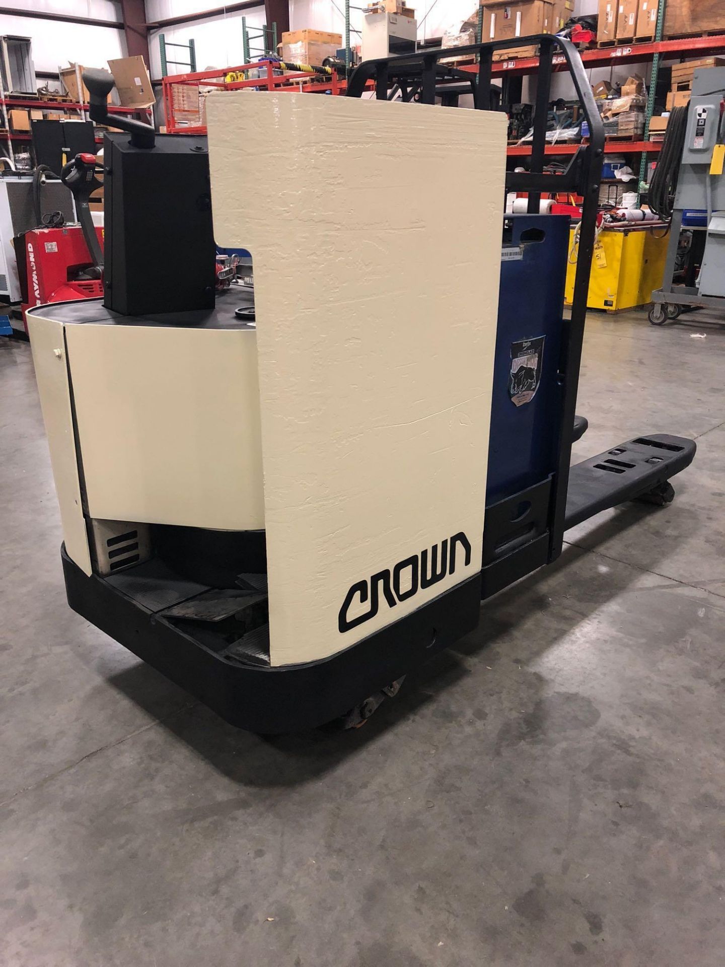 CROWN ELECTRIC PALLET JACK, 6,000 LB CAPACITY - Image 2 of 5