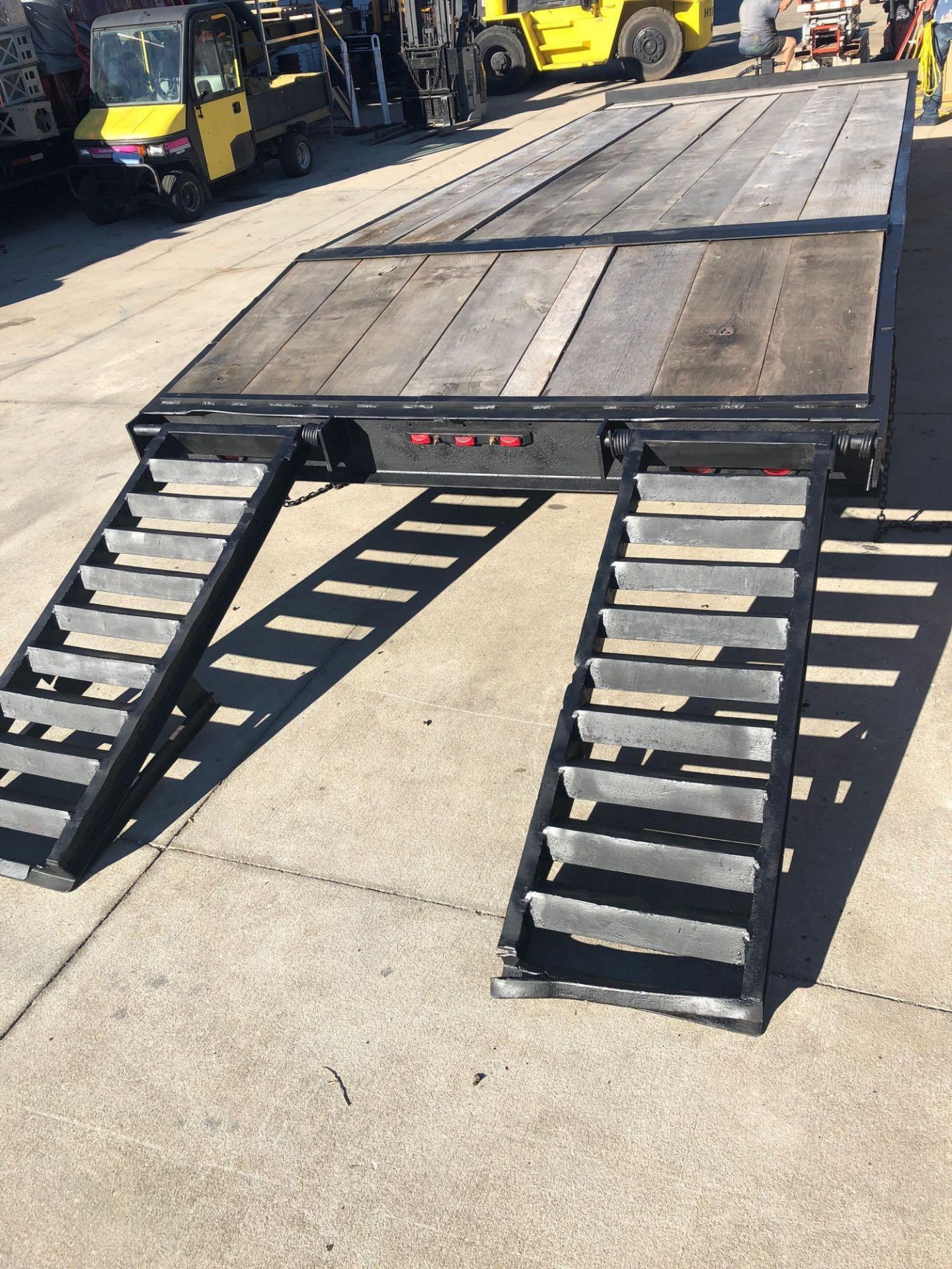 22' DUAL AXLE EQUIPMENT TRAILER W/ 5' RAMPS, 10 TON CAPACITY - Image 4 of 11