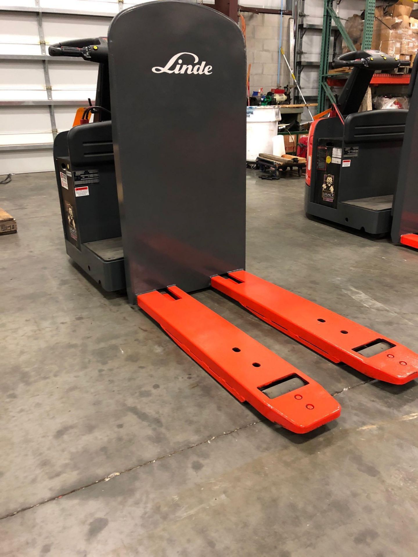 LINDE ELECTRIC PALLET JACK MODEL ECR60, 6,000 LB CAPACITY - Image 2 of 9