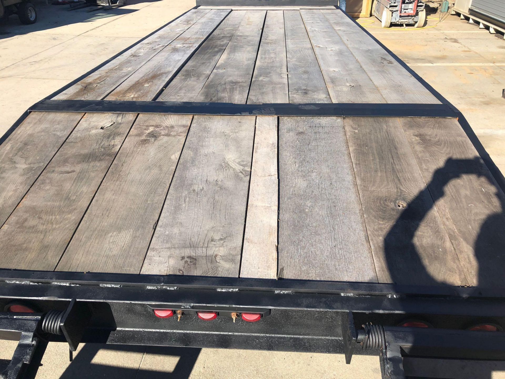 22' DUAL AXLE EQUIPMENT TRAILER W/ 5' RAMPS, 10 TON CAPACITY - Image 5 of 11