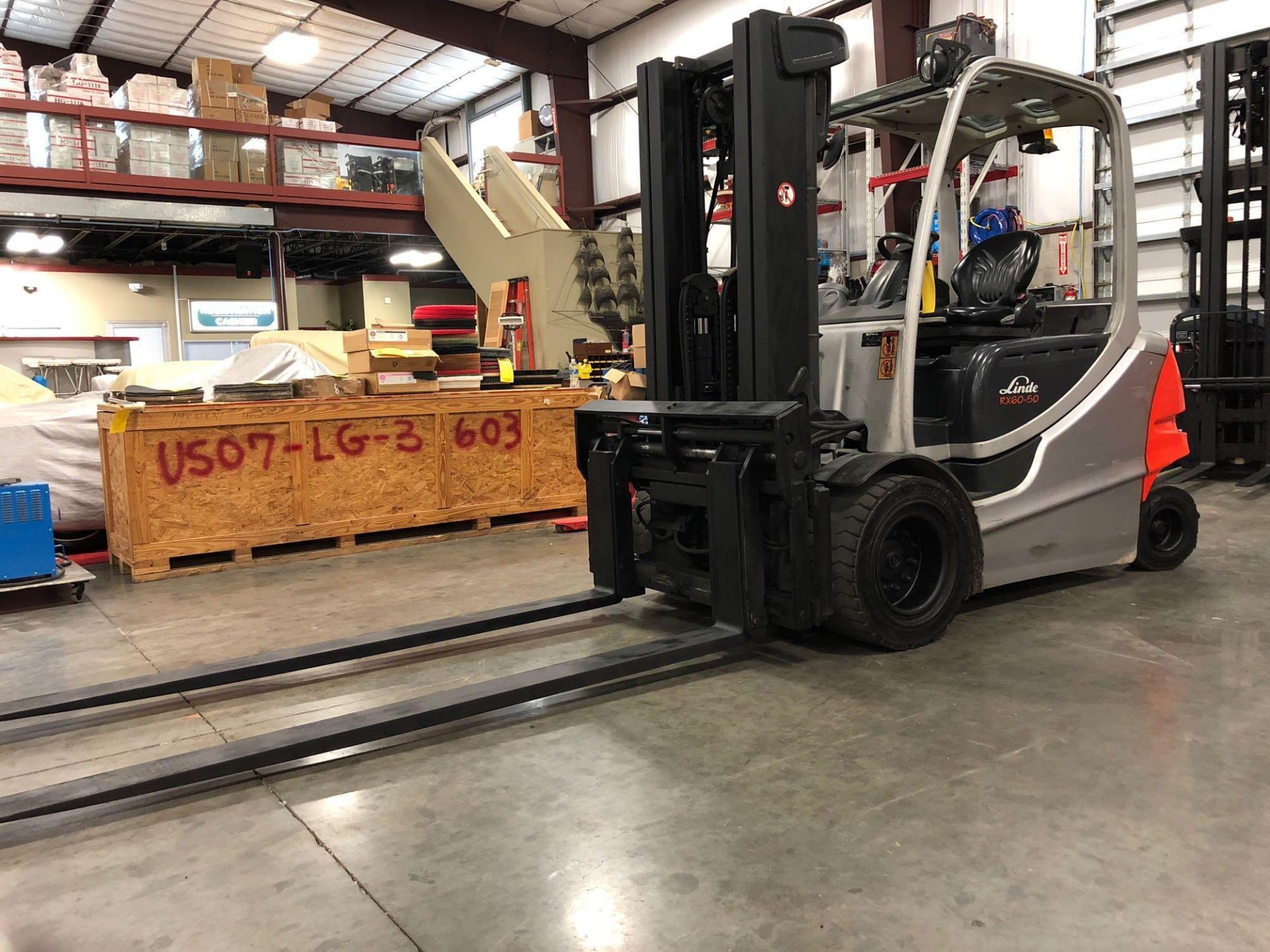 2009 LINDE ELECTRIC FORKLIFT MODEL RX60-50, 8,000 LB WEIGHT CAP - Image 6 of 12