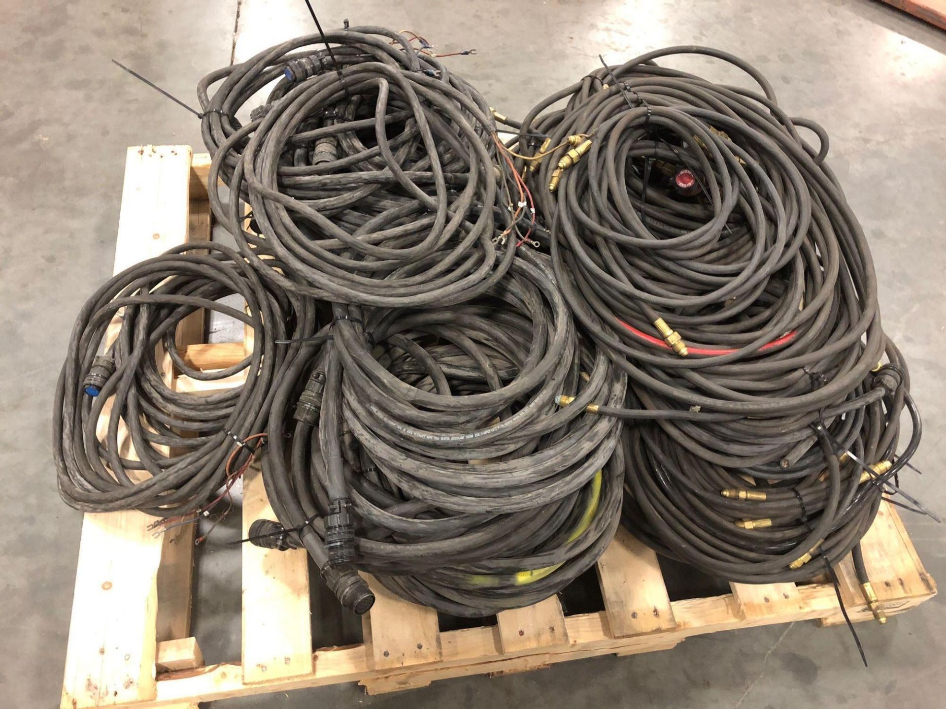 ASSORTED WELDING HOSES AND CABLES - Image 5 of 18