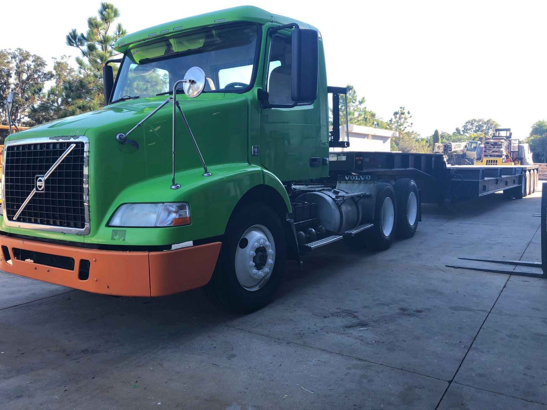 **COMBO LOT* 2009 VOLVO SEMI TRUCK W/ QUAD AXLE TRAILER COMBO - Image 14 of 25