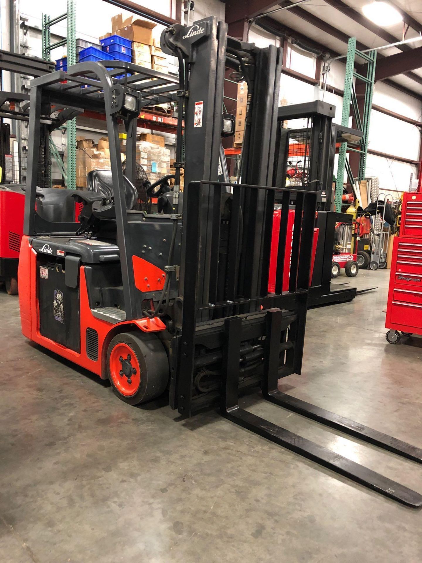 LINDE ELECTRIC FORKLIFT MODEL E20 - Image 5 of 12