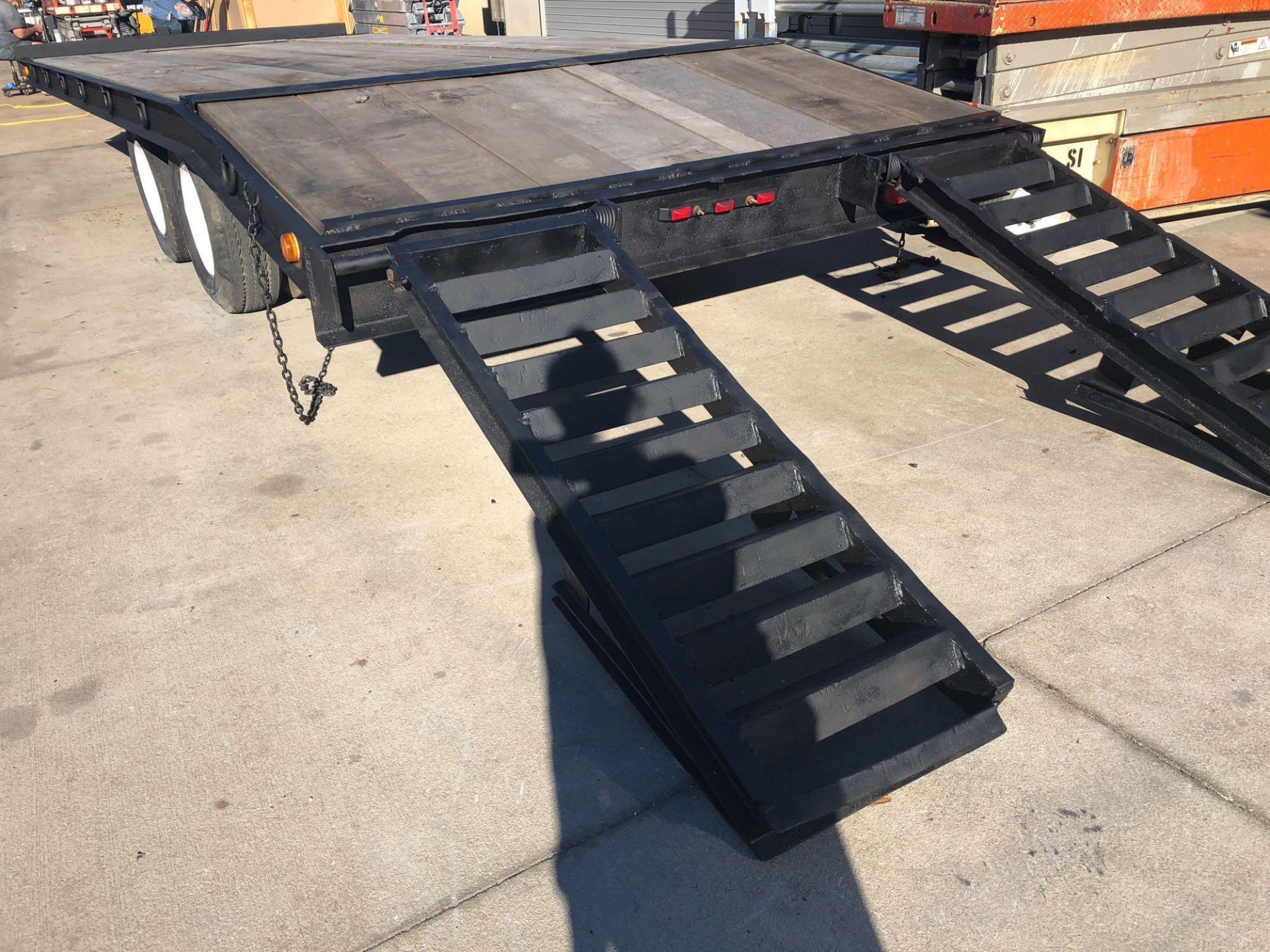 22' DUAL AXLE EQUIPMENT TRAILER W/ 5' RAMPS, 10 TON CAPACITY - Image 3 of 11