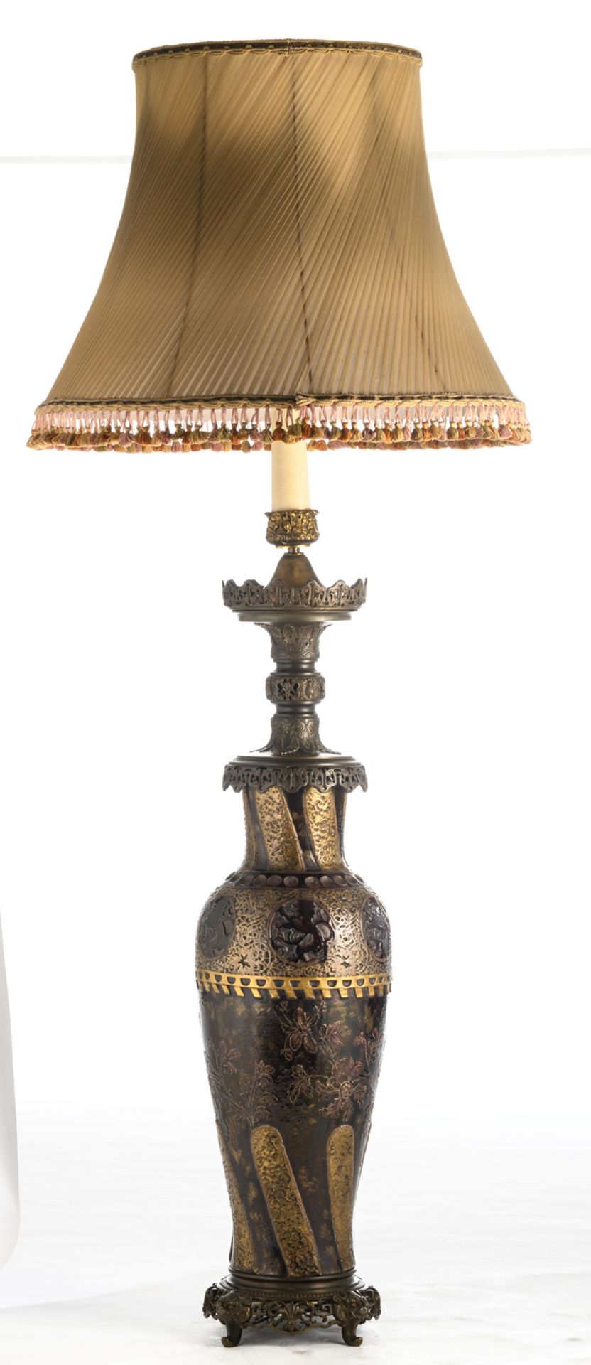 An early 20thC French Historism manganese and gold glazed earthenware lamp with brass mounts, H - Bild 2 aus 7