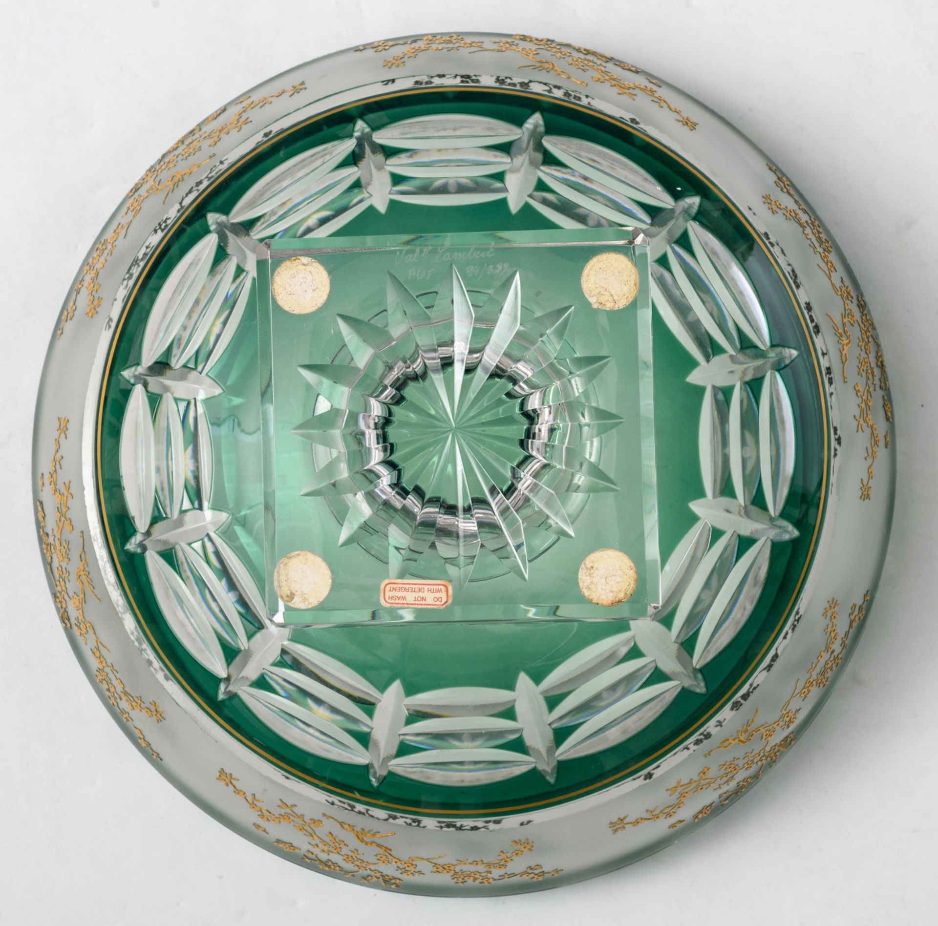 A decorative green overlay Val-Saint-Lambert crystal cut bowl on foot, acid-bitten frieze and relief - Image 7 of 8