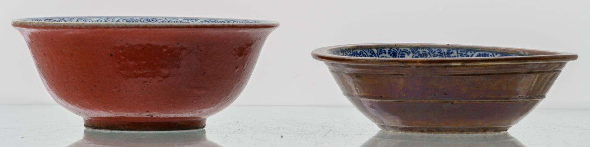 Two Chinese blue and white floral decorated bowls, the outside brown / red glazed, H 8 - 11,5 - ø - Image 4 of 7