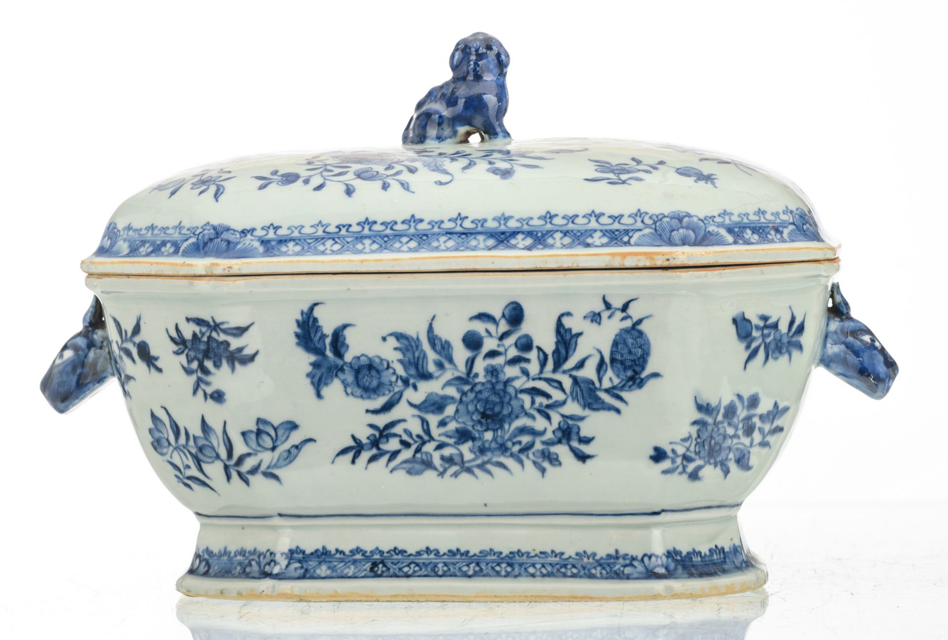 A Chinese blue and white floral decorated export porcelain octagonal tureen on a matching oval - Image 4 of 10