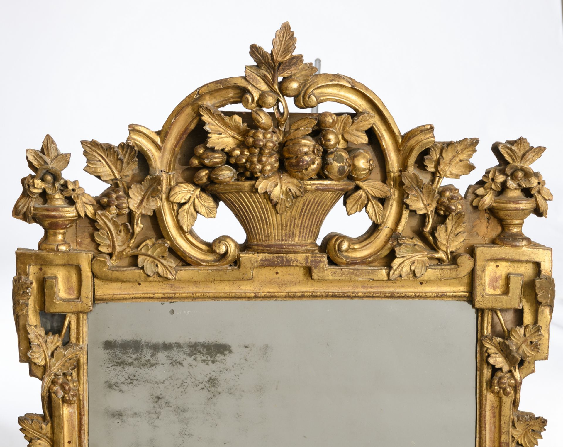 A mirror in a carved and gilt wooden Neoclassical 18thC frame, H 120,5 - W 73 cm - Image 3 of 4