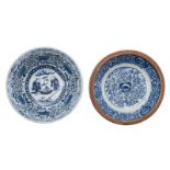 Two Chinese blue and white floral decorated bowls, the outside brown / red glazed, H 8 - 11,5 - ø