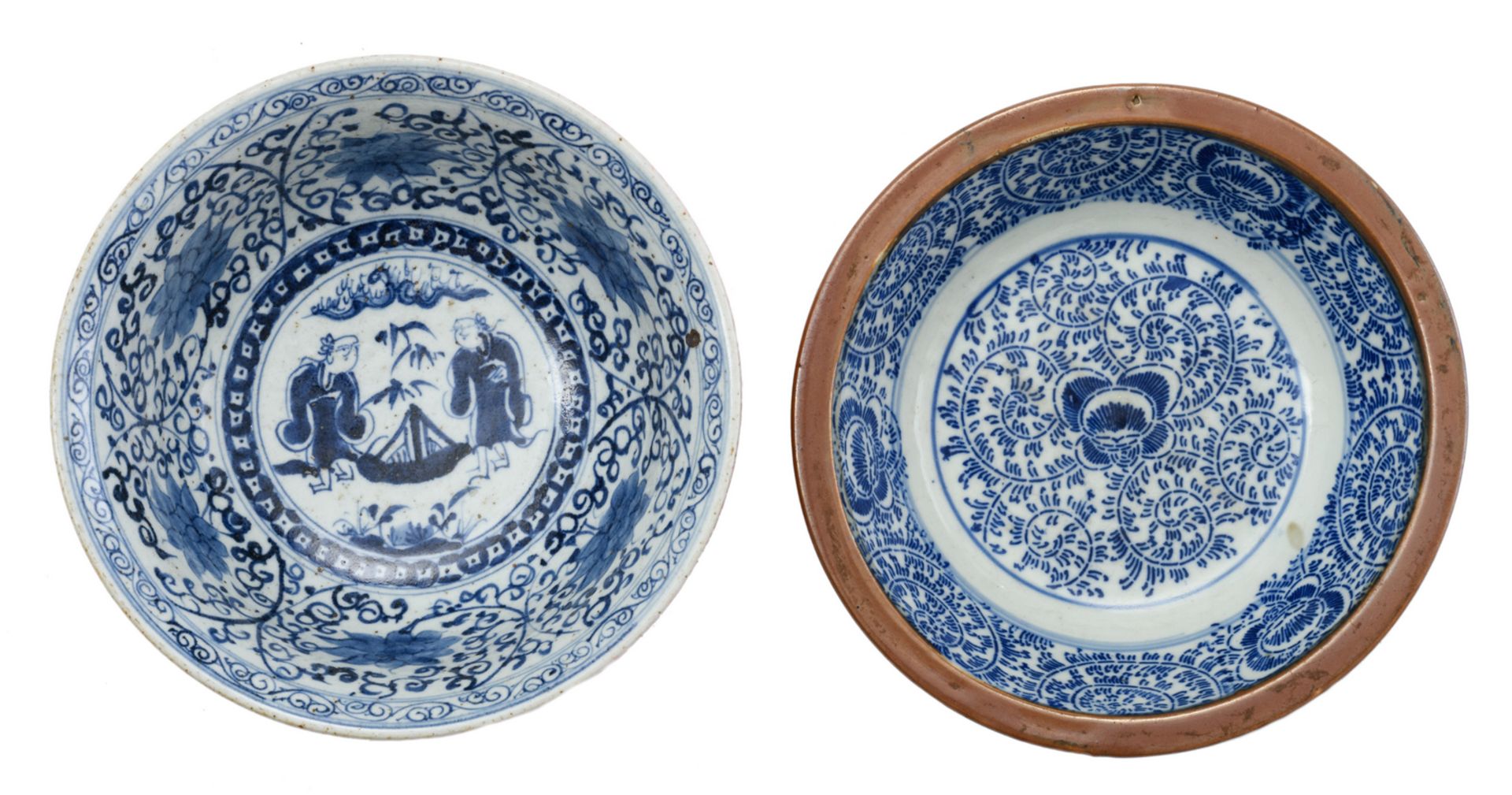 Two Chinese blue and white floral decorated bowls, the outside brown / red glazed, H 8 - 11,5 - ø