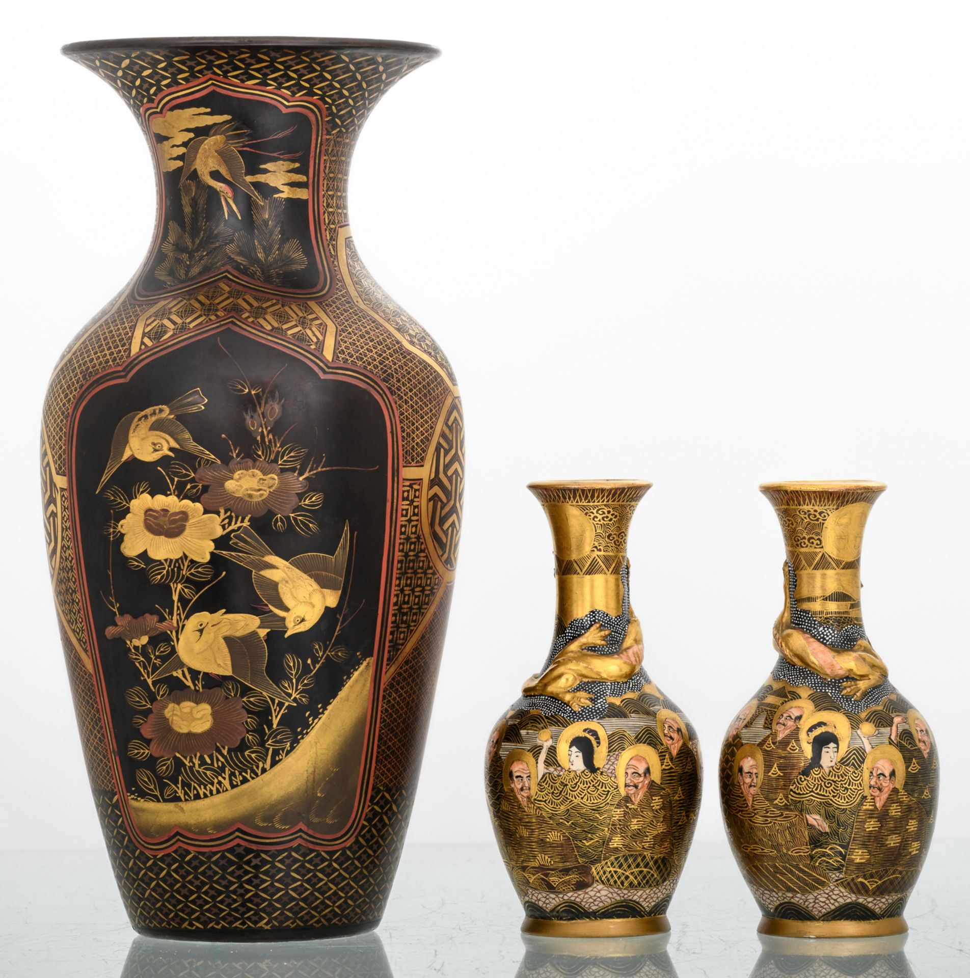 A Japanese red lacquered and gilt decorated vase, the roundels with birds and flower branches, - Bild 4 aus 13