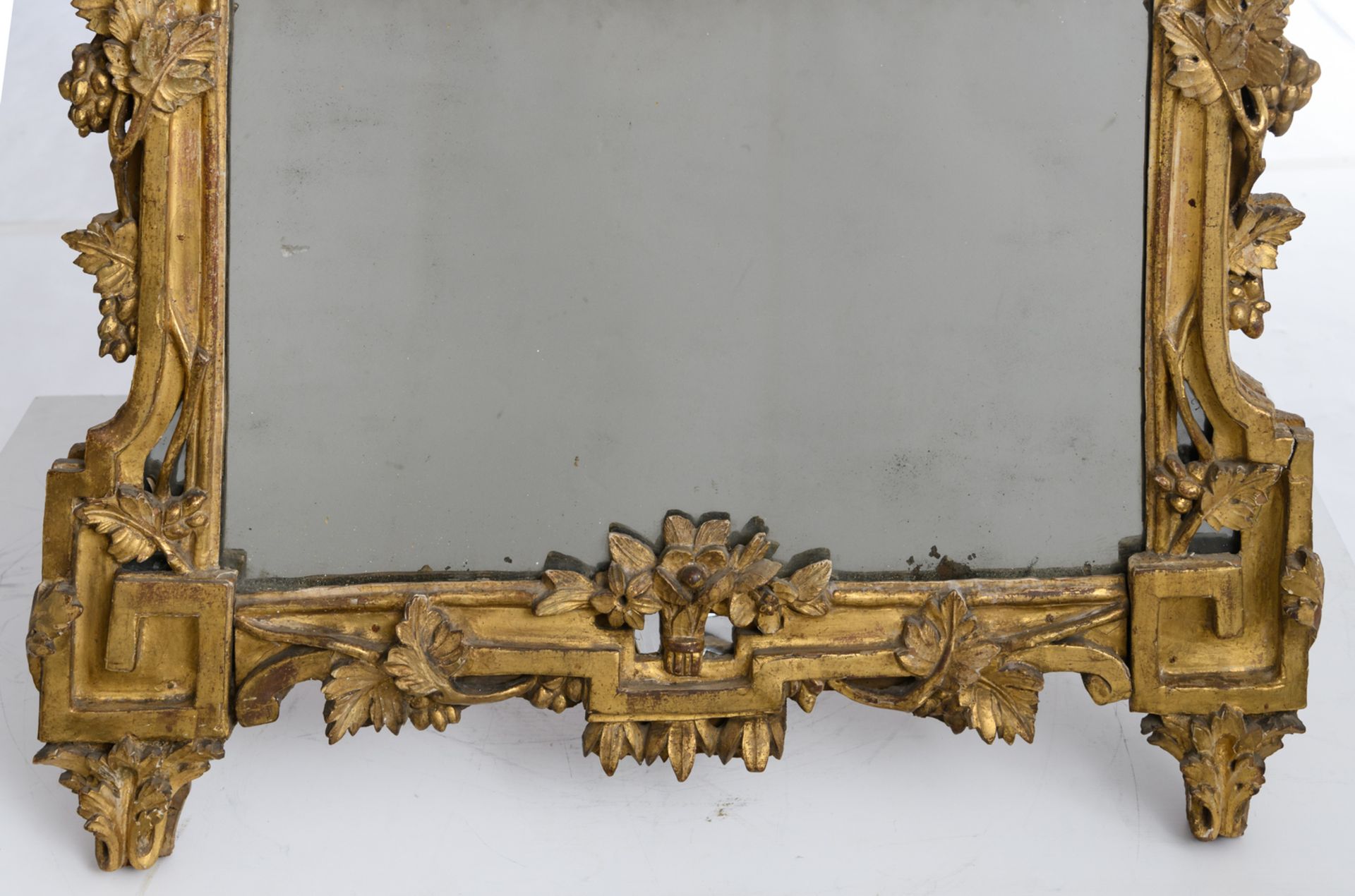 A mirror in a carved and gilt wooden Neoclassical 18thC frame, H 120,5 - W 73 cm - Image 4 of 4