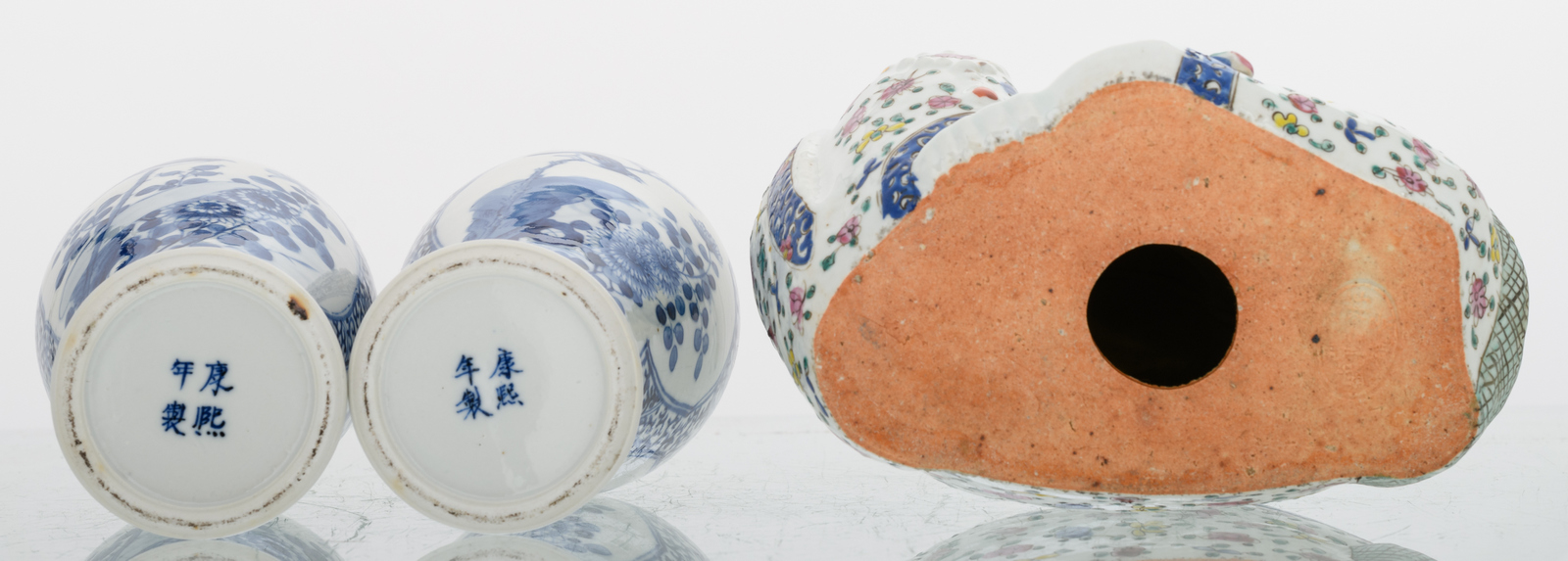 Two Chinese blue and white floral decorated baluster shaped vases and covers, the roundels with a - Image 5 of 7