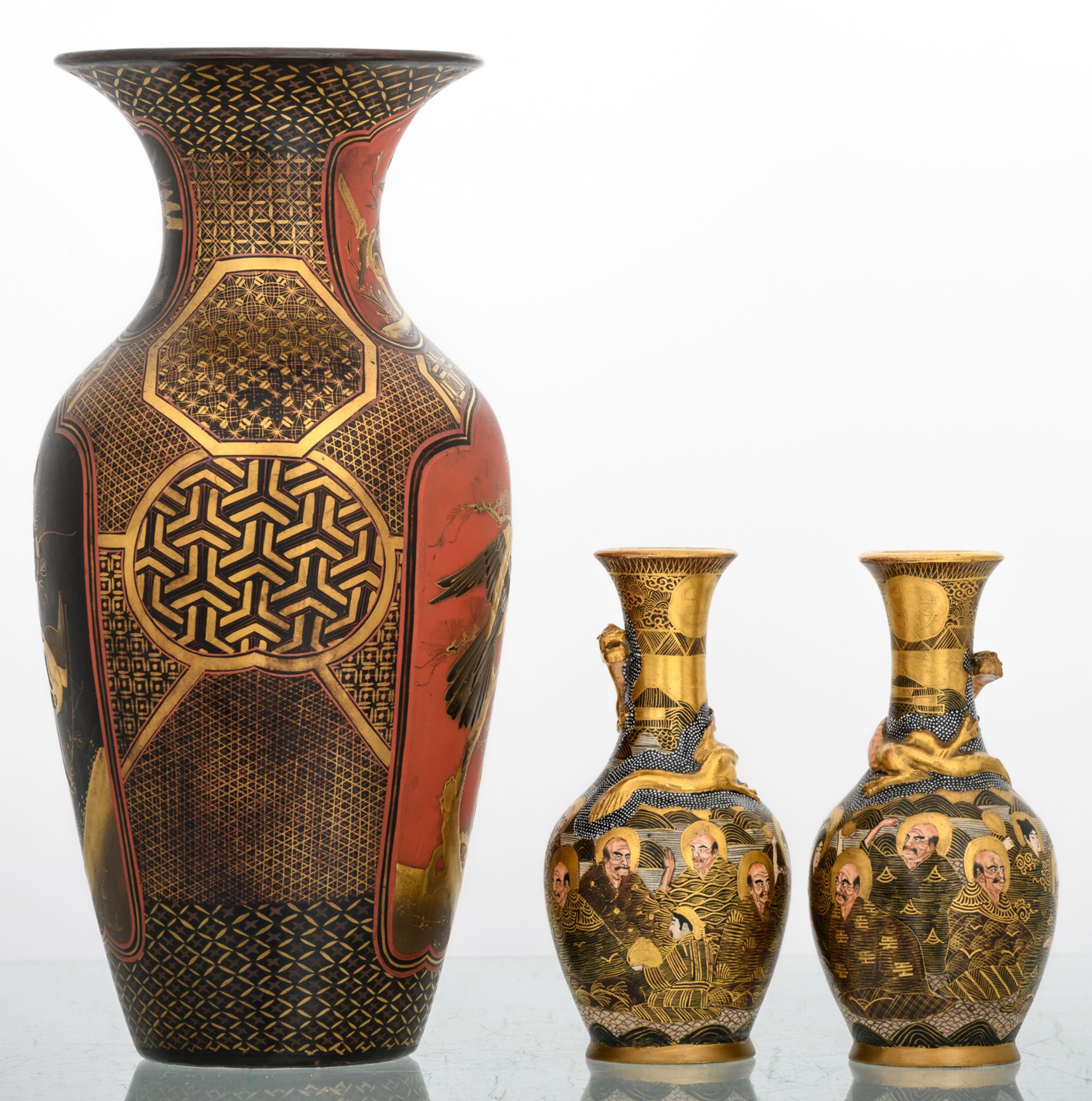 A Japanese red lacquered and gilt decorated vase, the roundels with birds and flower branches, - Bild 5 aus 13