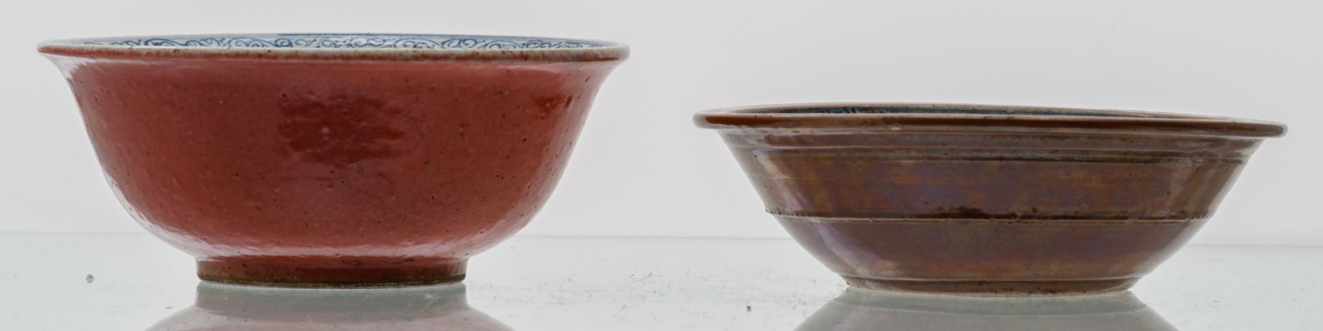 Two Chinese blue and white floral decorated bowls, the outside brown / red glazed, H 8 - 11,5 - ø - Image 6 of 7