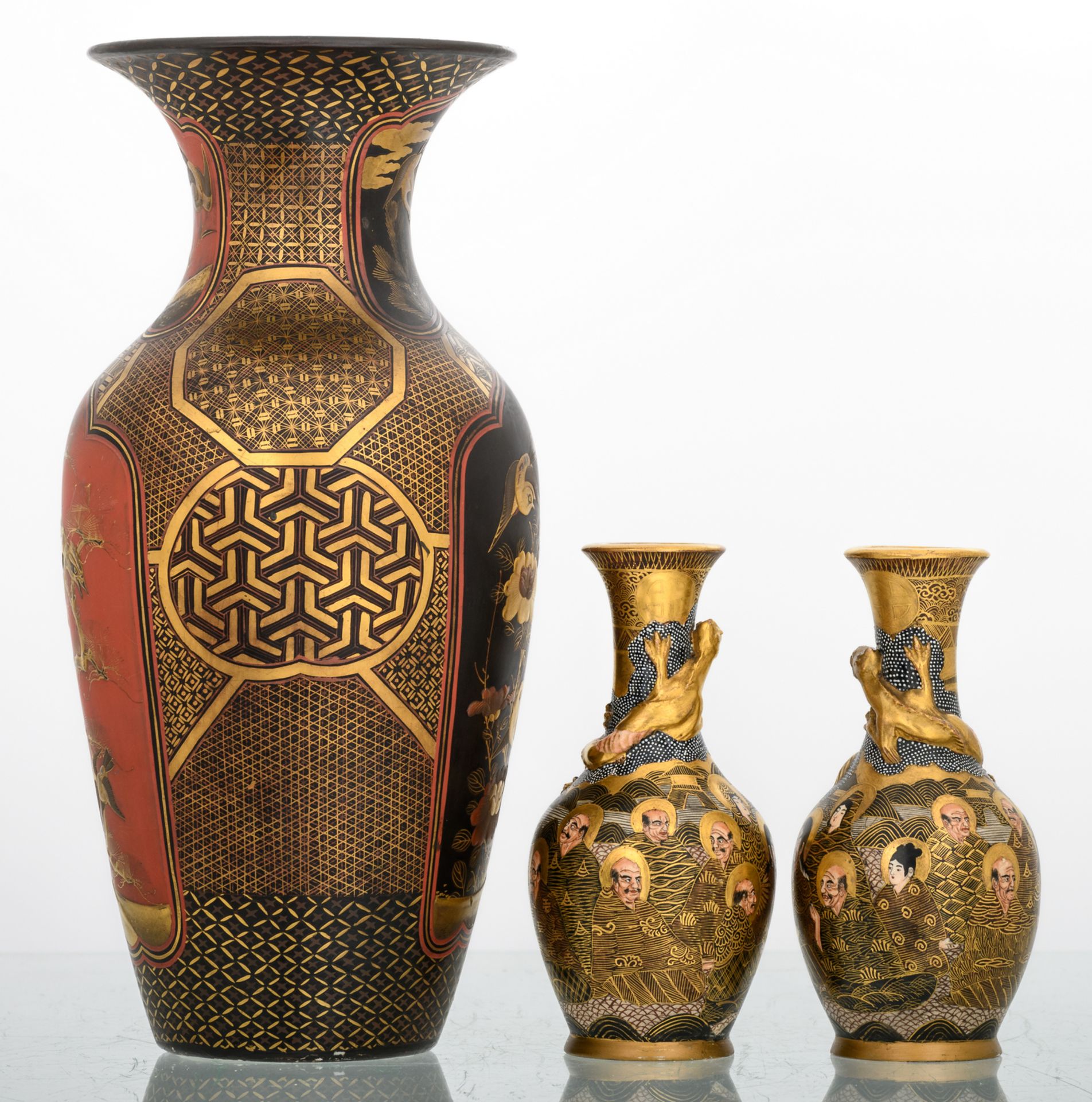 A Japanese red lacquered and gilt decorated vase, the roundels with birds and flower branches, - Bild 3 aus 13