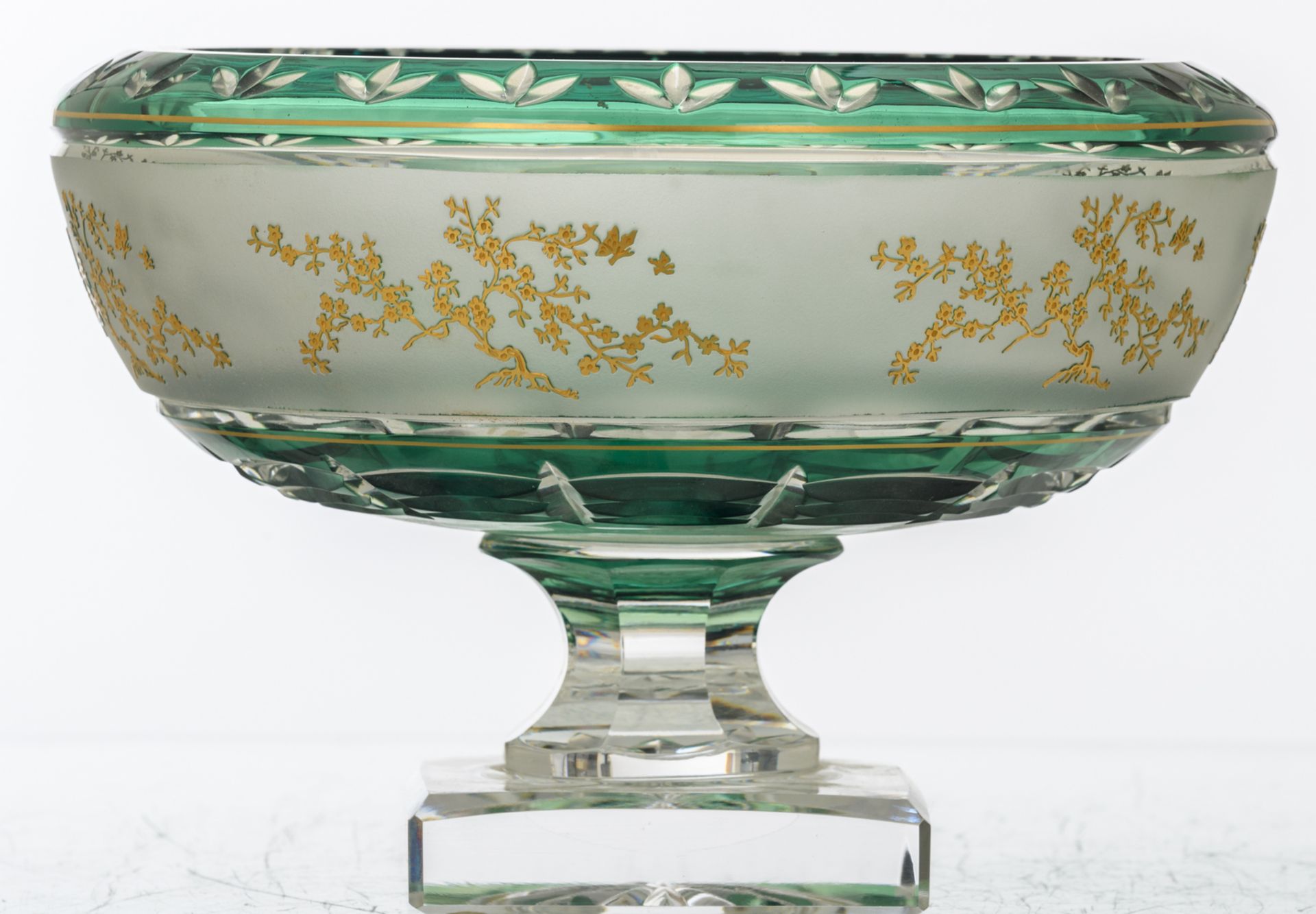 A decorative green overlay Val-Saint-Lambert crystal cut bowl on foot, acid-bitten frieze and relief - Image 3 of 8