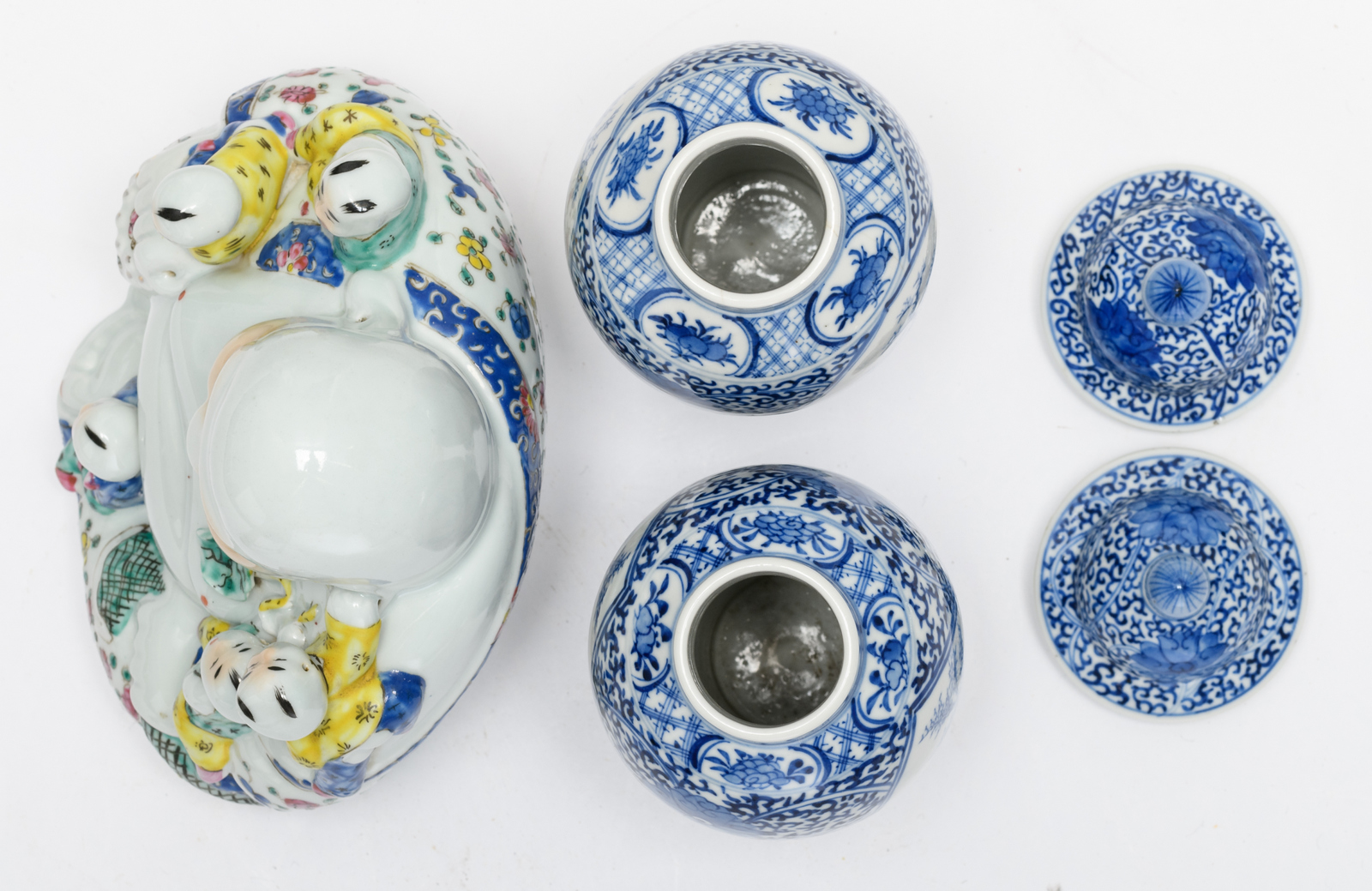 Two Chinese blue and white floral decorated baluster shaped vases and covers, the roundels with a - Image 6 of 7