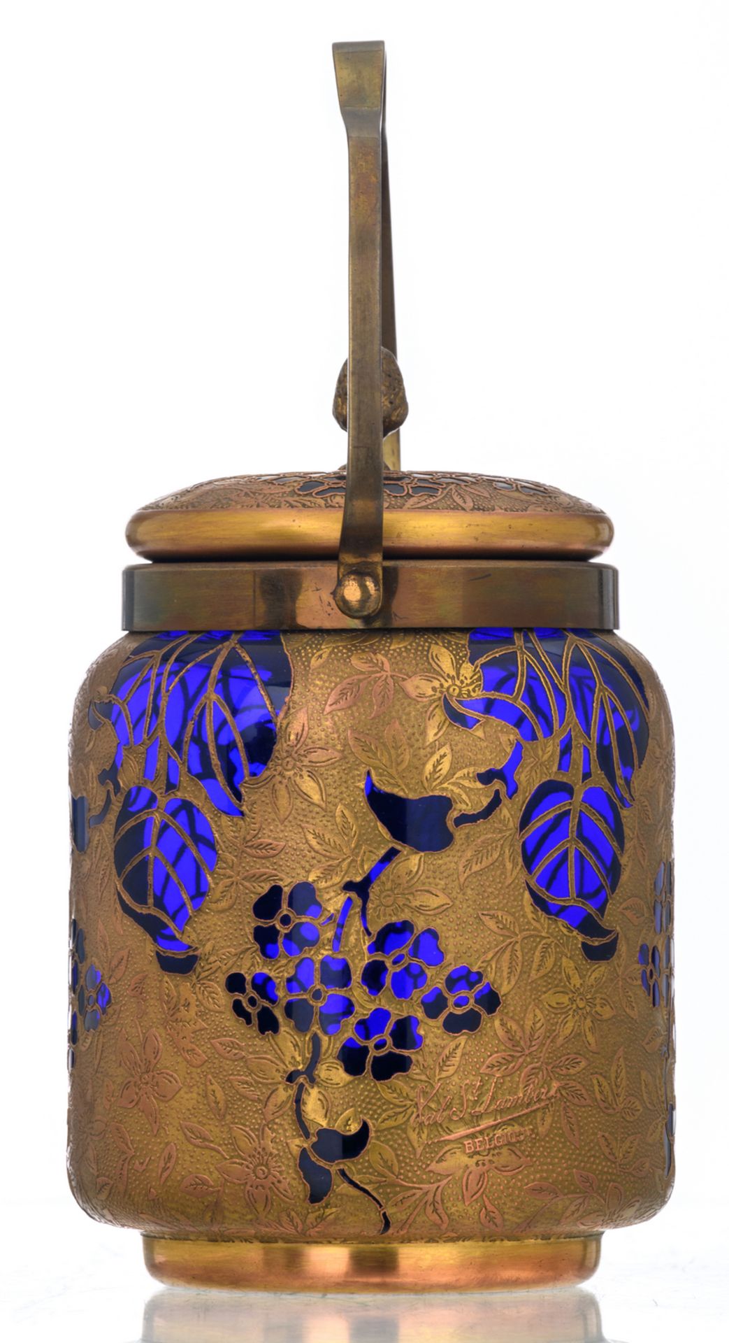 A first quarter of the 20thC blue crystal brass mounted Val-Saint-Lambert jar and cover, decorated - Image 3 of 8