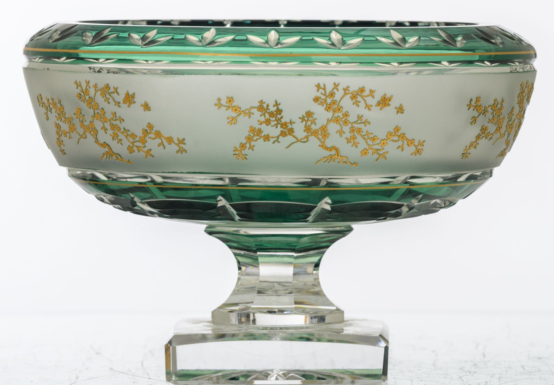 A decorative green overlay Val-Saint-Lambert crystal cut bowl on foot, acid-bitten frieze and relief - Image 4 of 8