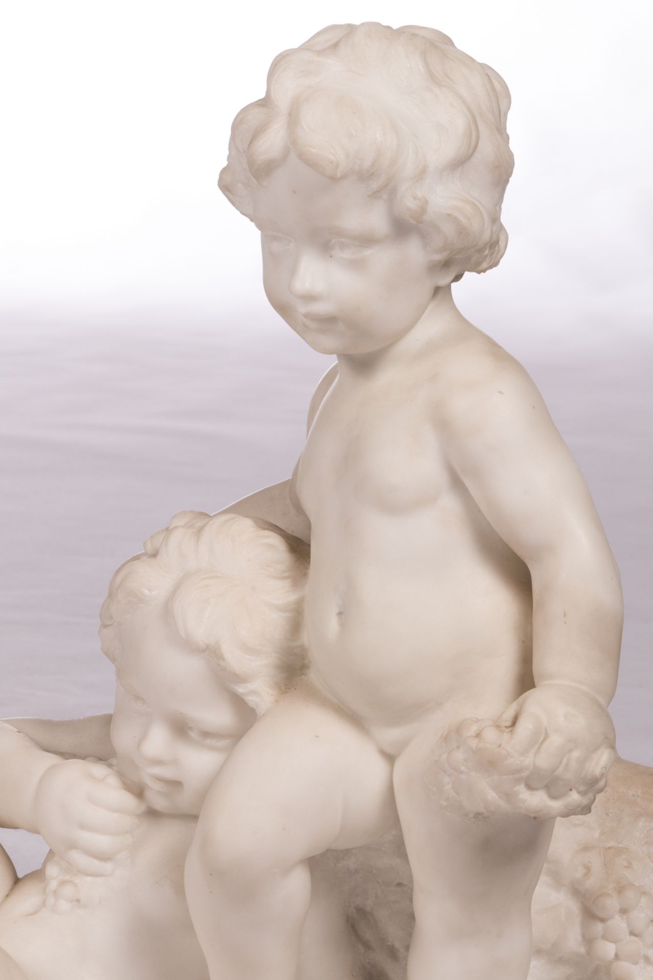 Unsigned, two young bacchants, white Carrara marble on a vert de mer marble base, H 54 - W 53 cm - Bild 5 aus 5
