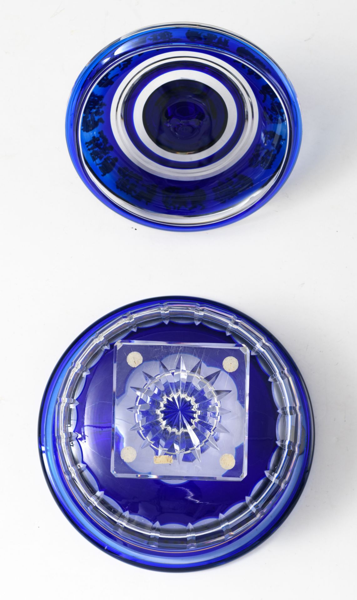 A decorative blue overlay Val-Saint-Lambert crystal cut bowl and cover on foot, relief decorated - Image 6 of 6