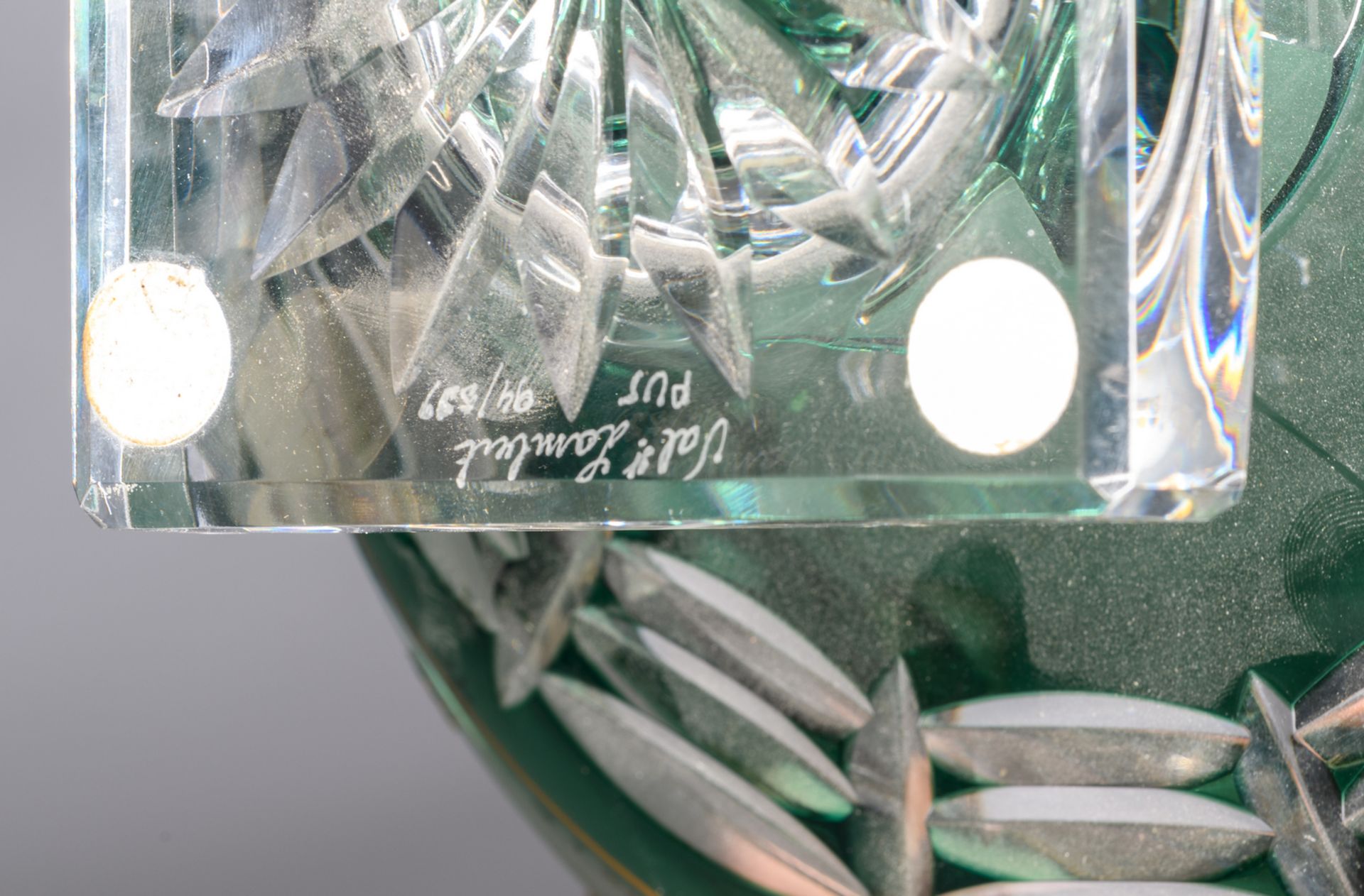A decorative green overlay Val-Saint-Lambert crystal cut bowl on foot, acid-bitten frieze and relief - Image 8 of 8