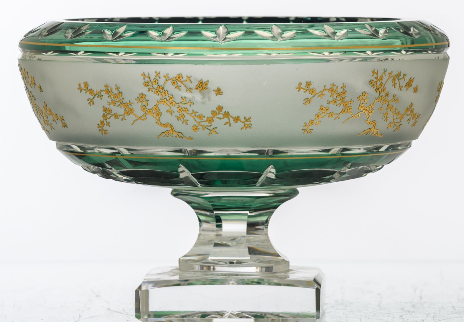 A decorative green overlay Val-Saint-Lambert crystal cut bowl on foot, acid-bitten frieze and relief - Image 5 of 8